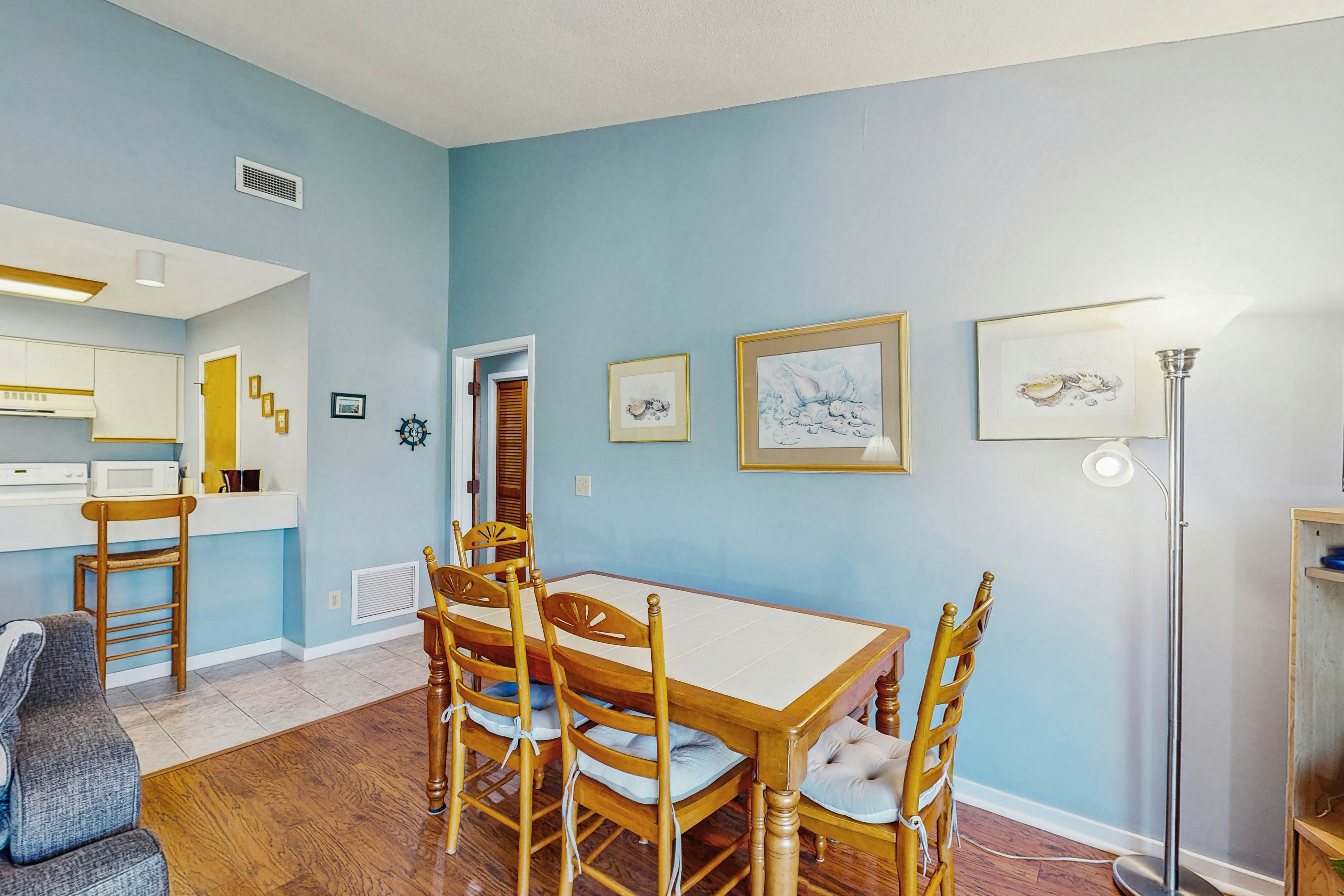 Quaint top floor lagoon view condo w/ community pool access - walk to the beach