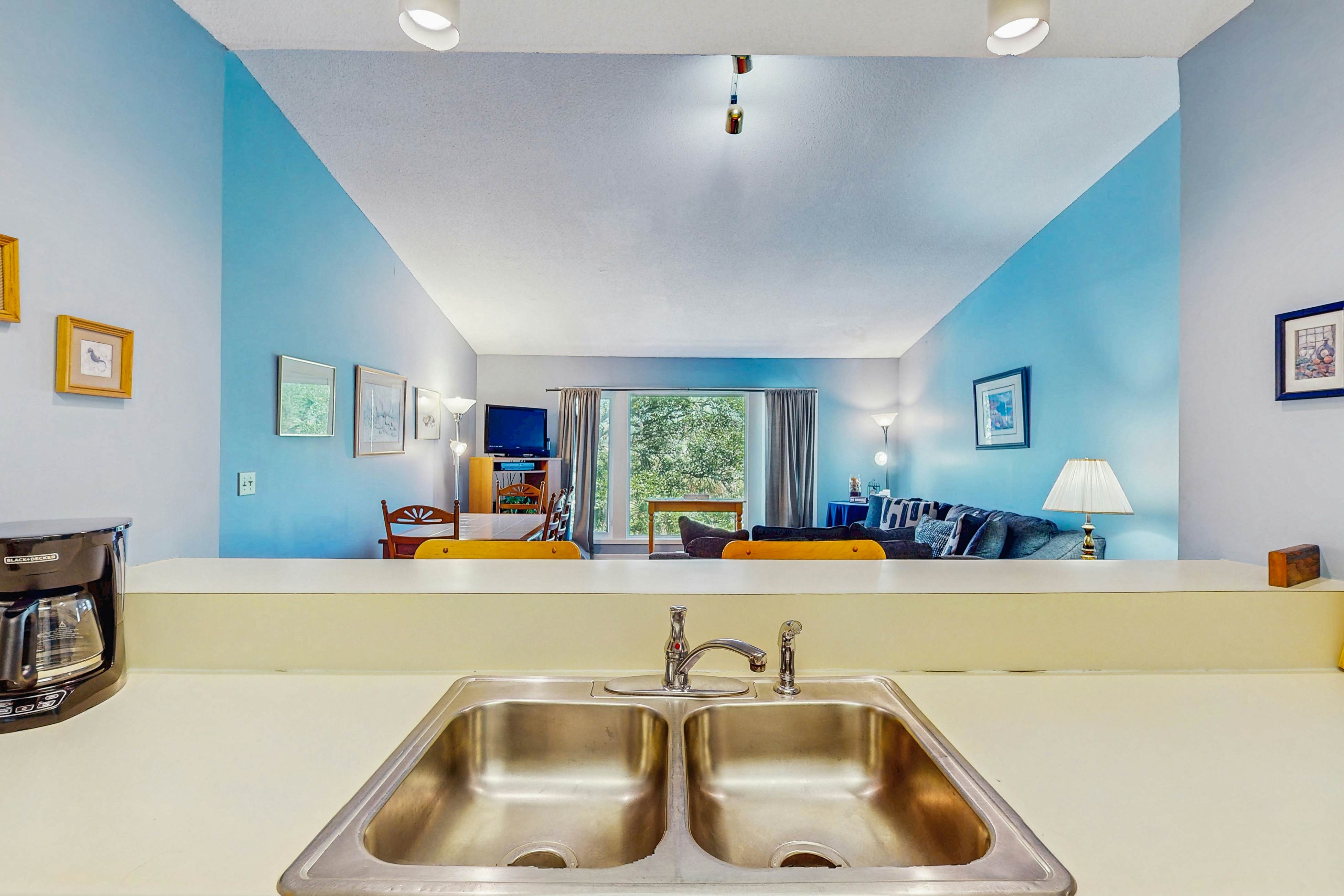 Quaint top floor lagoon view condo w/ community pool access - walk to the beach