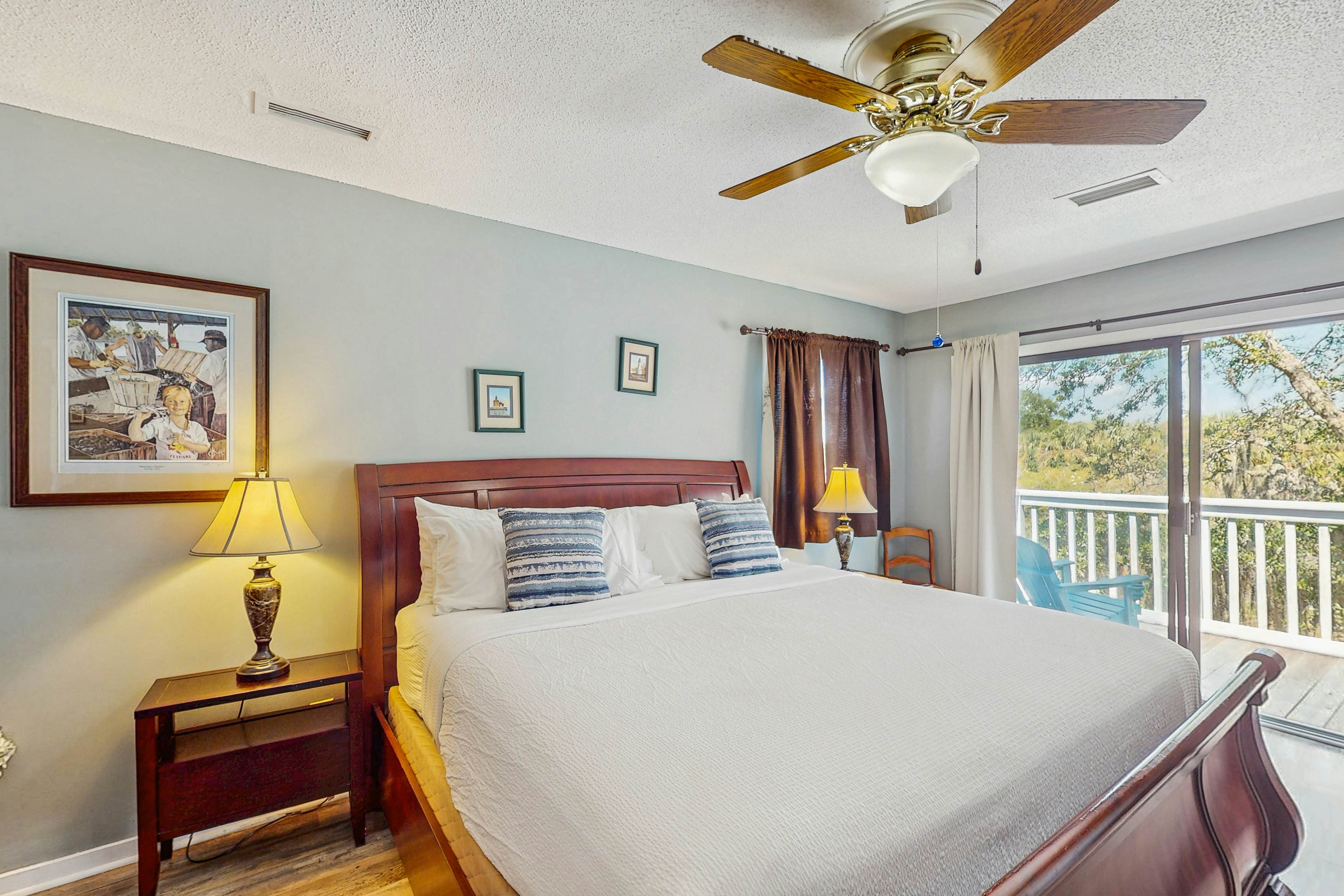 Quaint top floor lagoon view condo w/ community pool access - walk to the beach