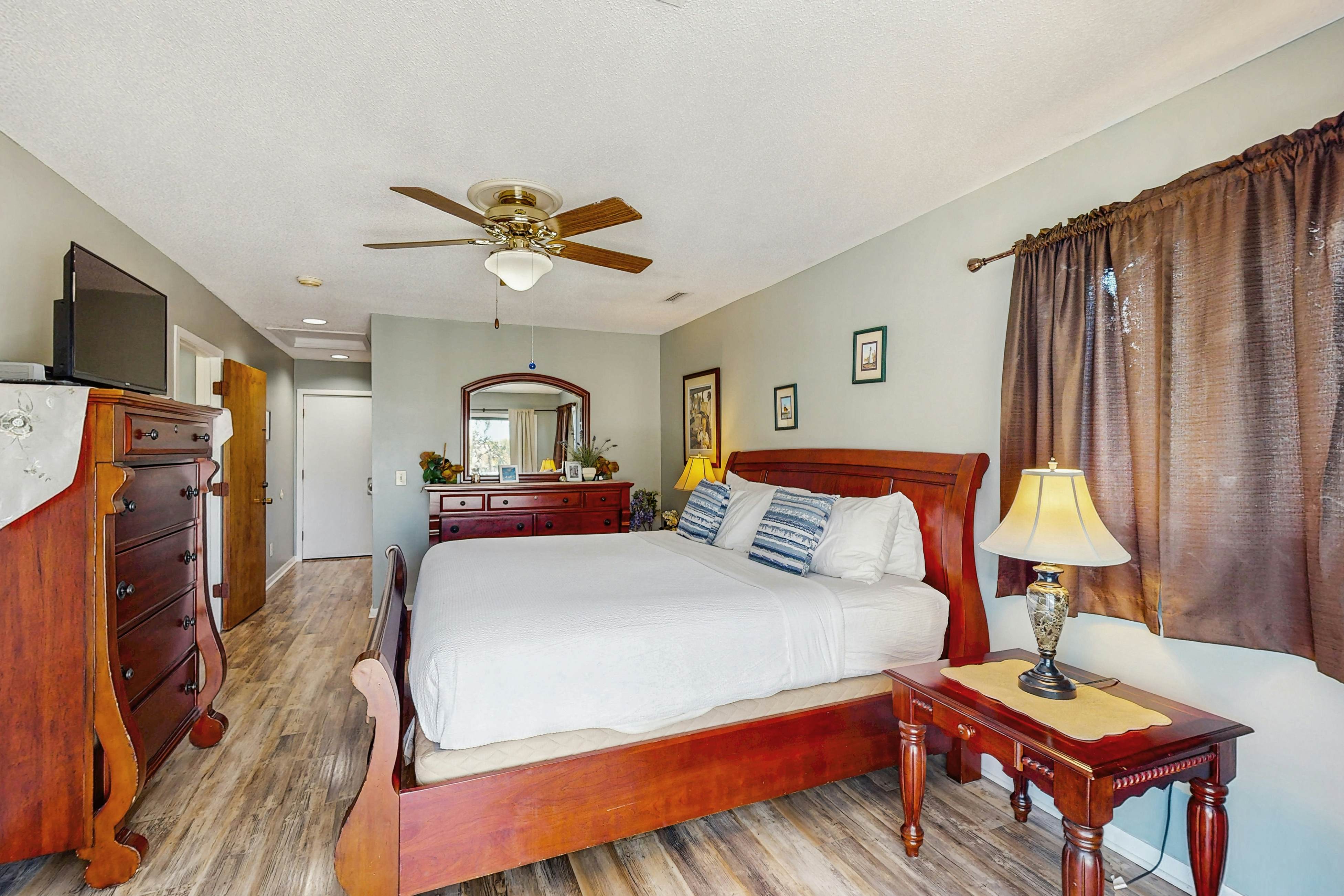 Quaint top floor lagoon view condo w/ community pool access - walk to the beach