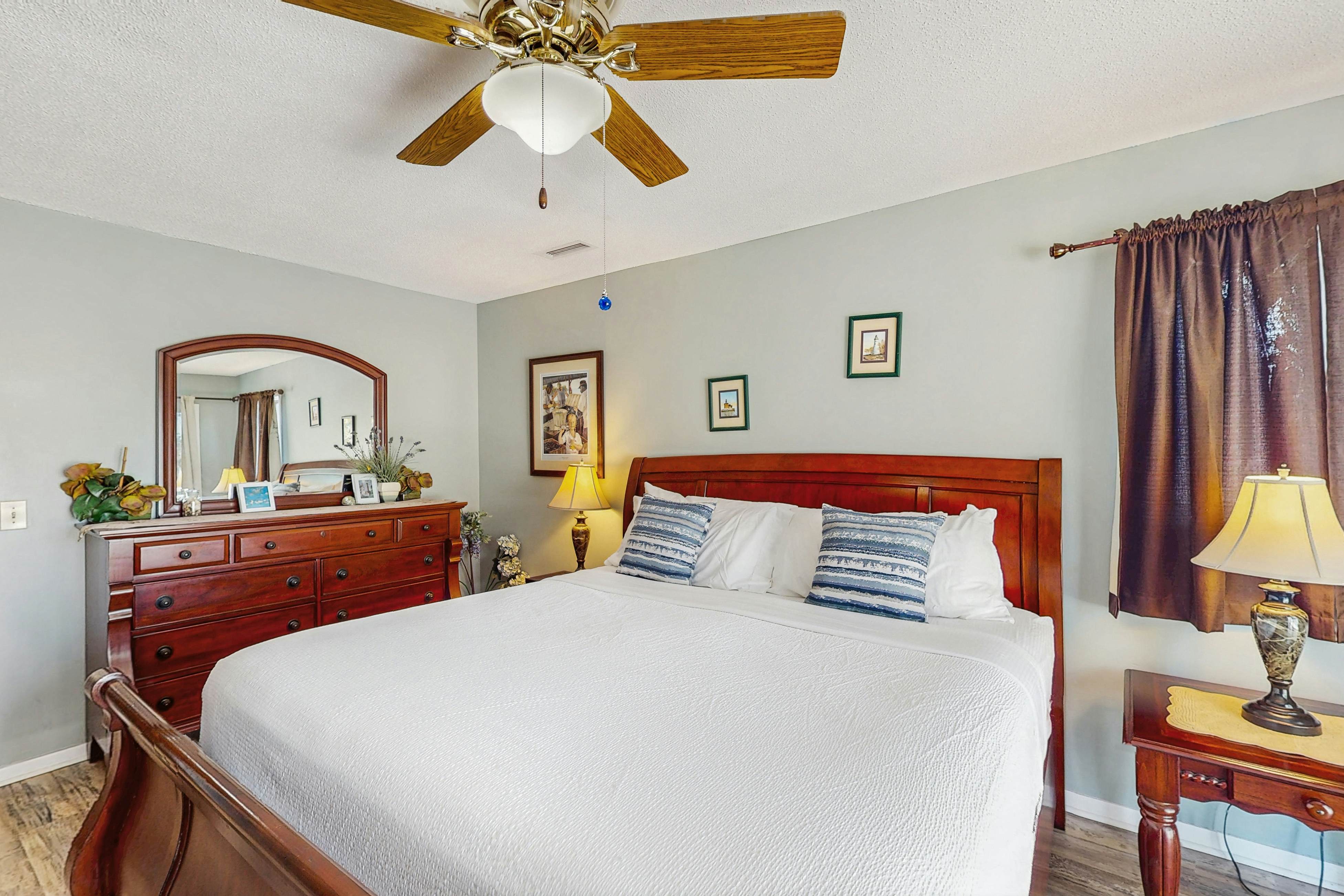 Quaint top floor lagoon view condo w/ community pool access - walk to the beach