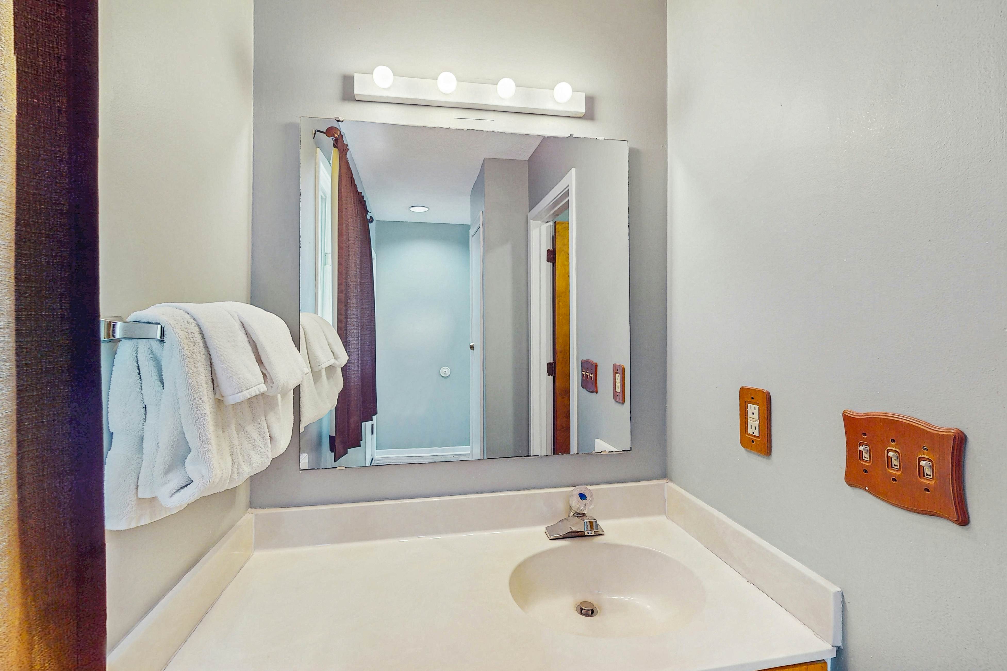 Quaint top floor lagoon view condo w/ community pool access - walk to the beach