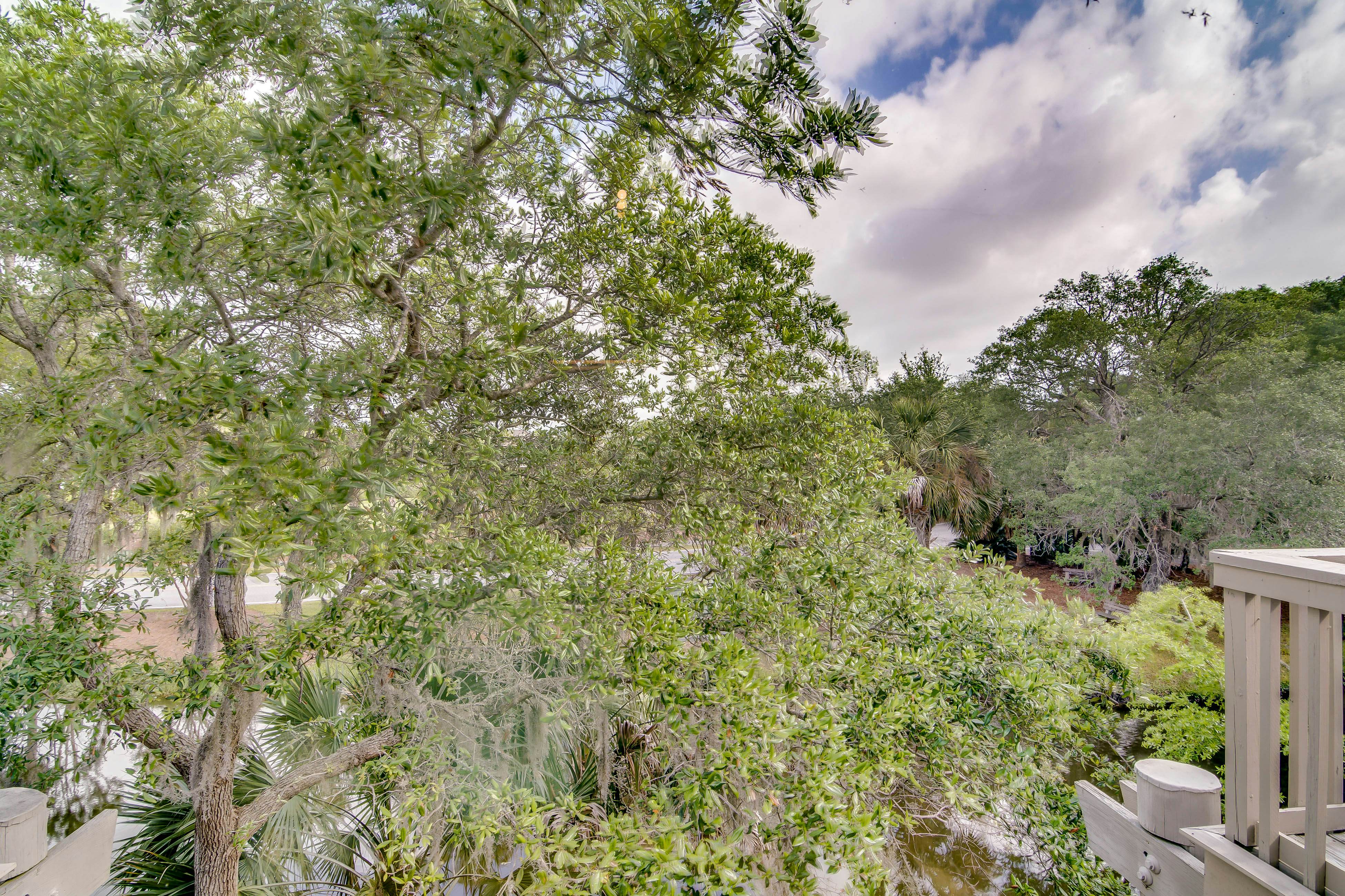 Quaint top floor lagoon view condo w/ community pool access - walk to the beach