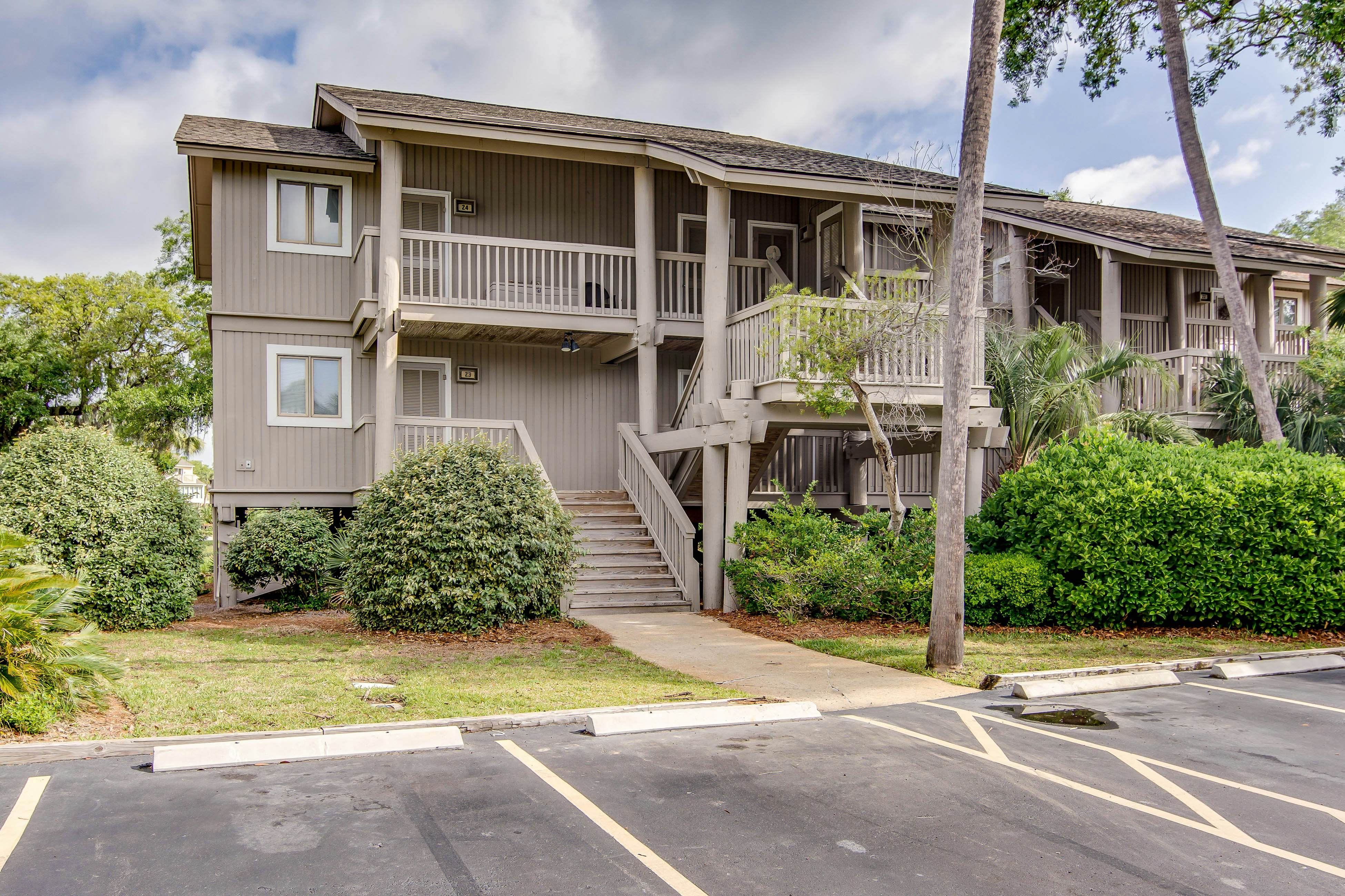 Quaint top floor lagoon view condo w/ community pool access - walk to the beach