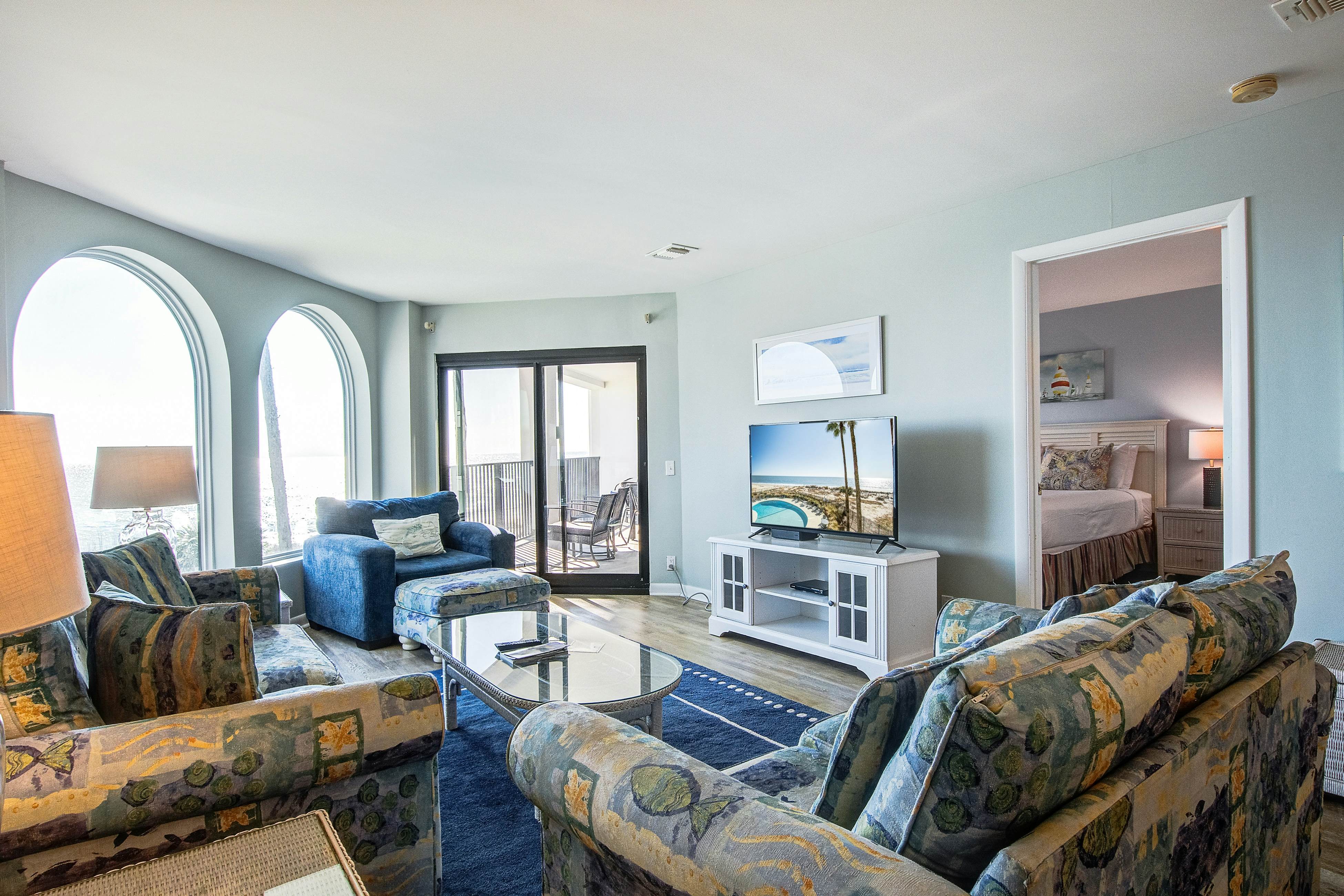 Bright and spacious condo with beach & ocean views, pool, basketball & balcony