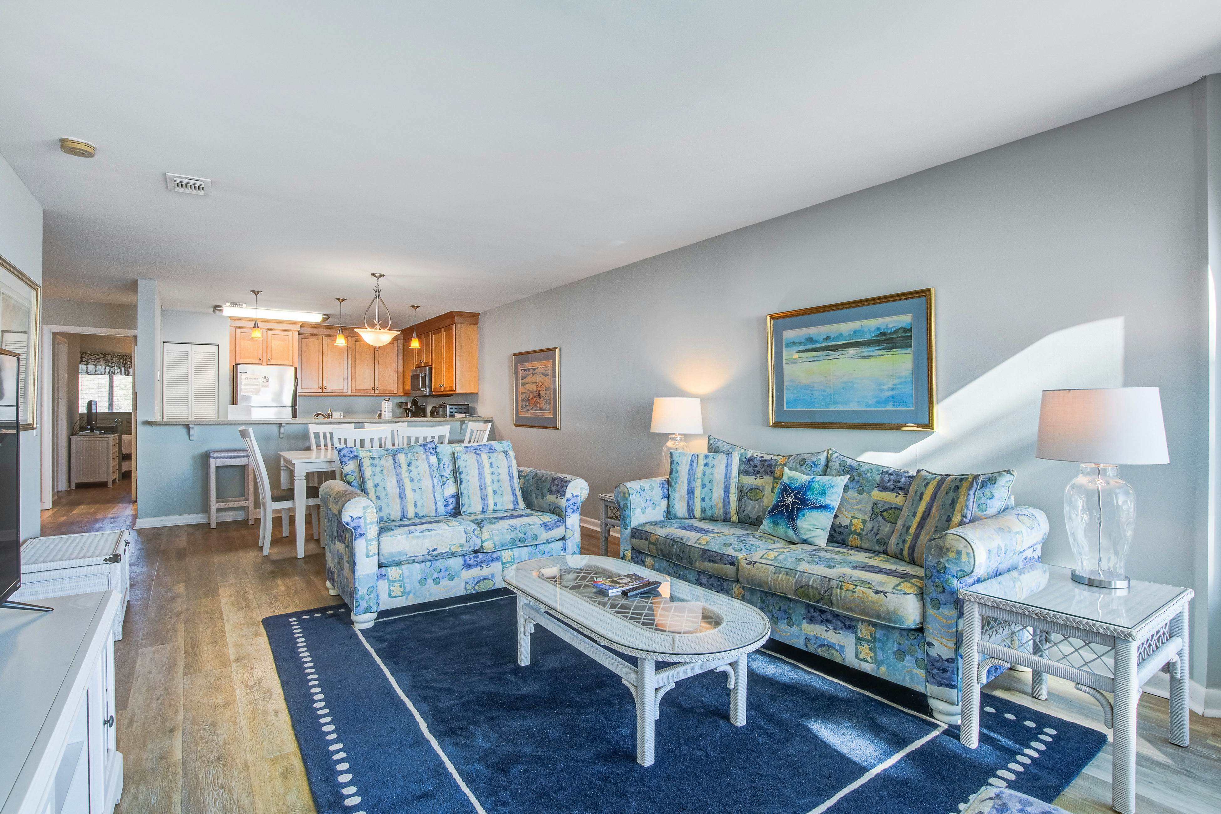 Bright and spacious condo with beach & ocean views, pool, basketball & balcony