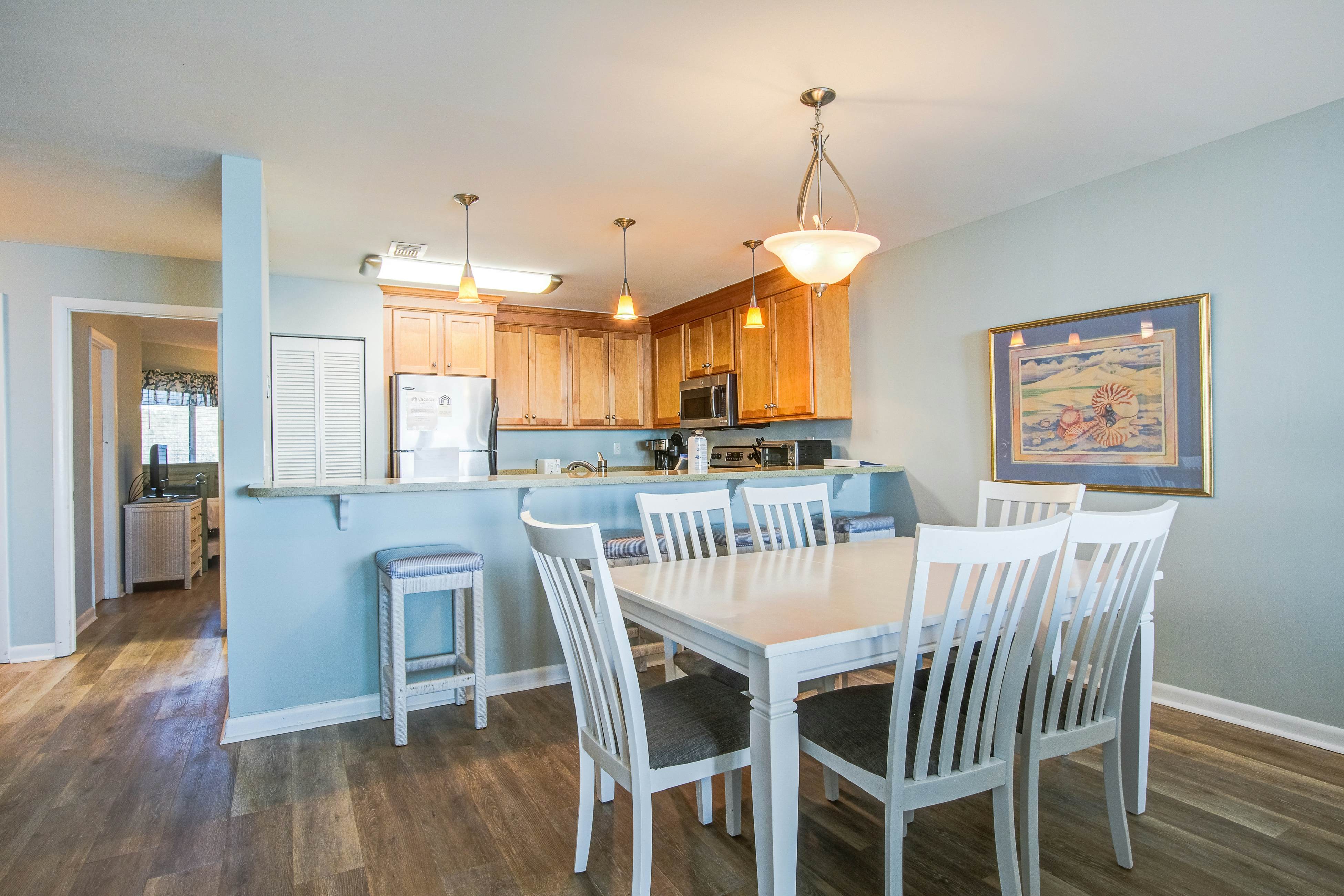 Bright and spacious condo with beach & ocean views, pool, basketball & balcony