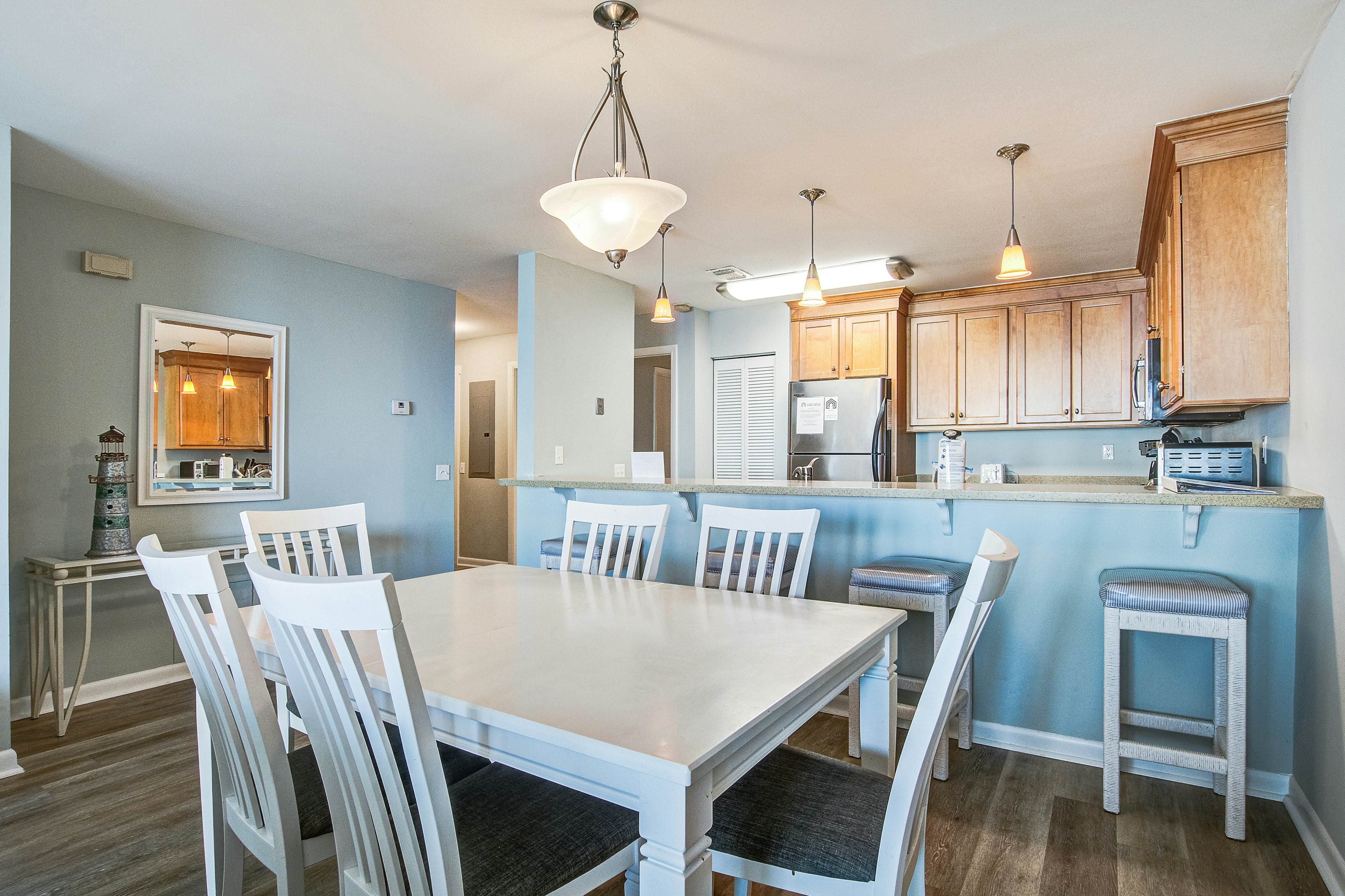 Bright and spacious condo with beach & ocean views, pool, basketball & balcony