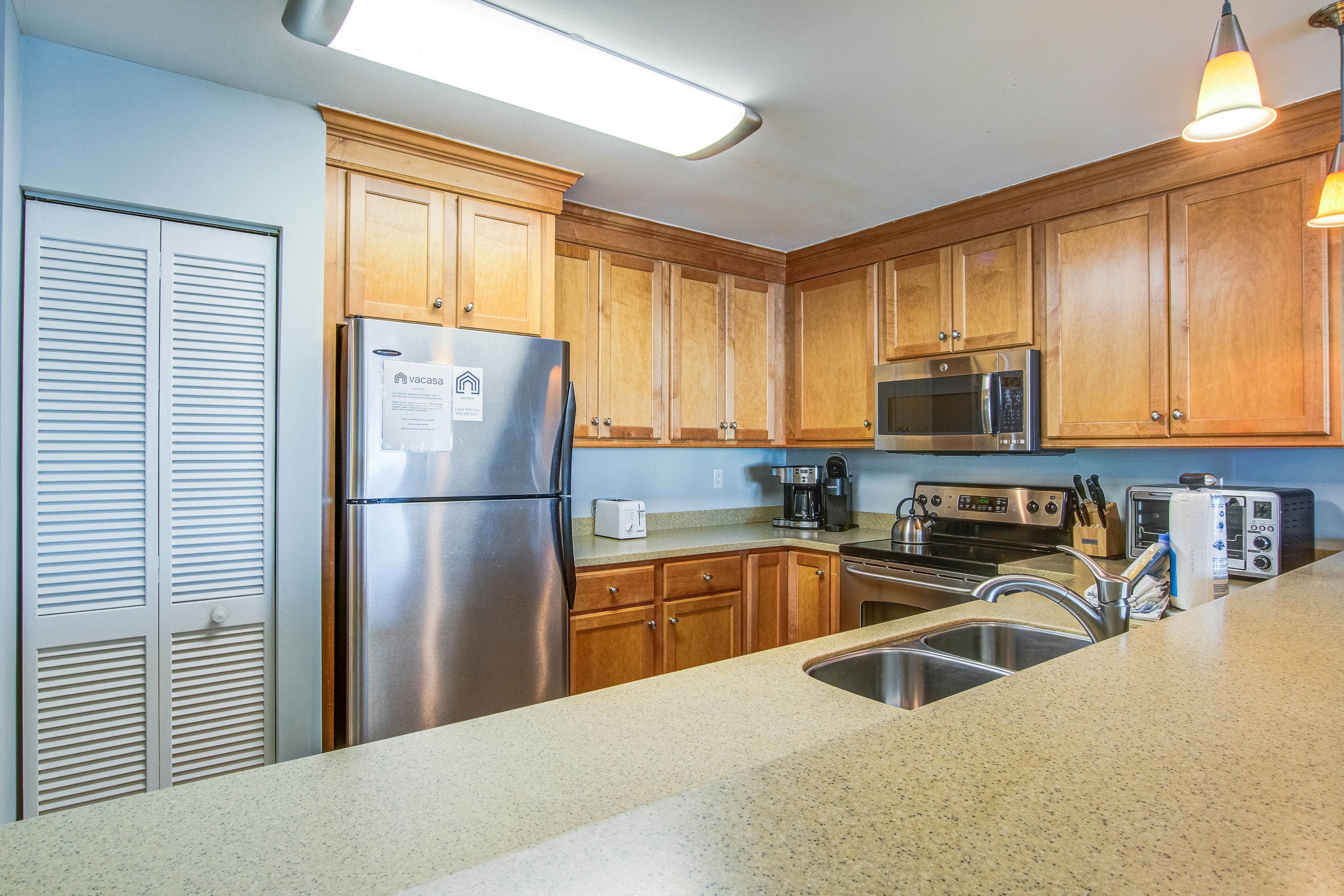 Bright and spacious condo with beach & ocean views, pool, basketball & balcony