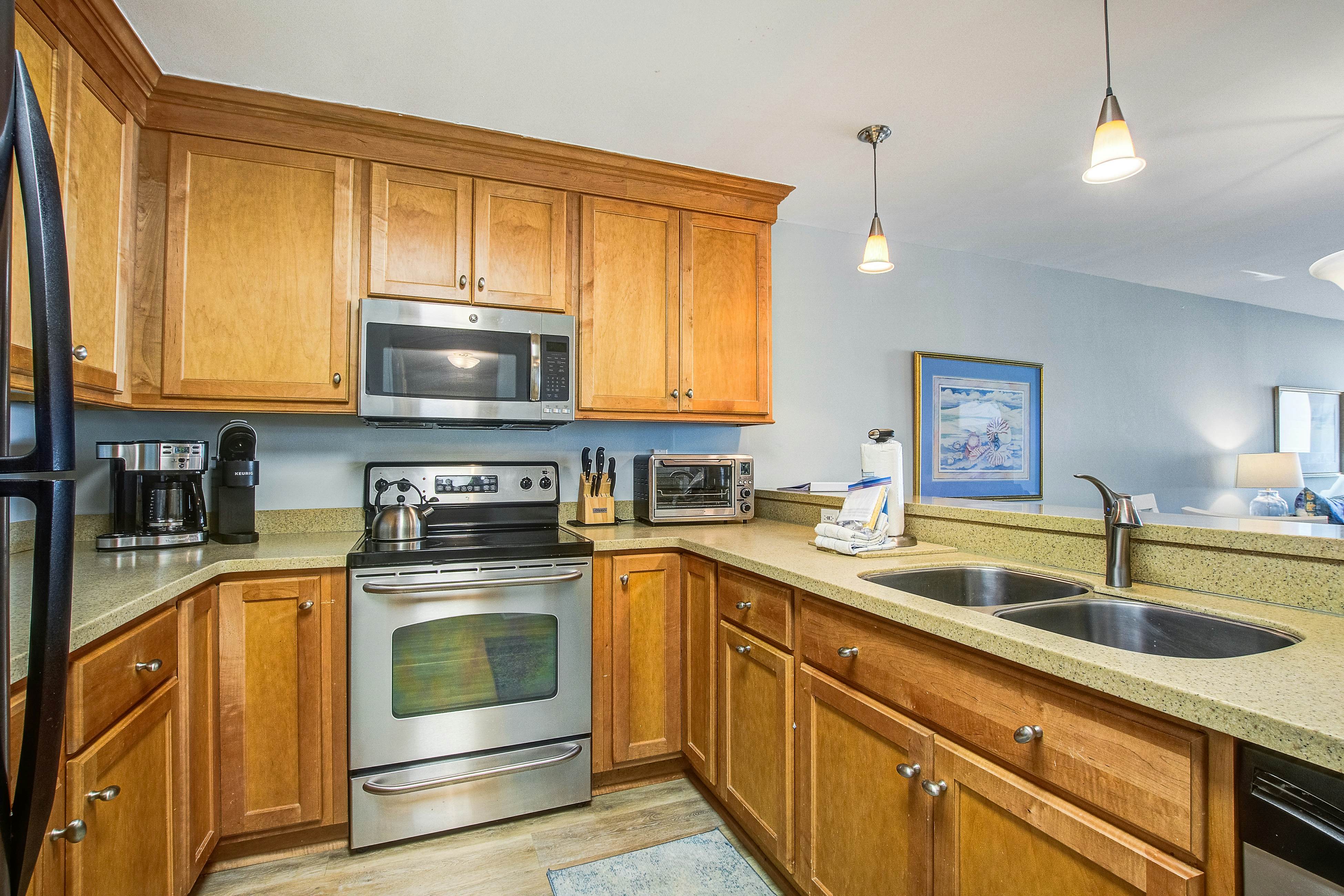 Bright and spacious condo with beach & ocean views, pool, basketball & balcony