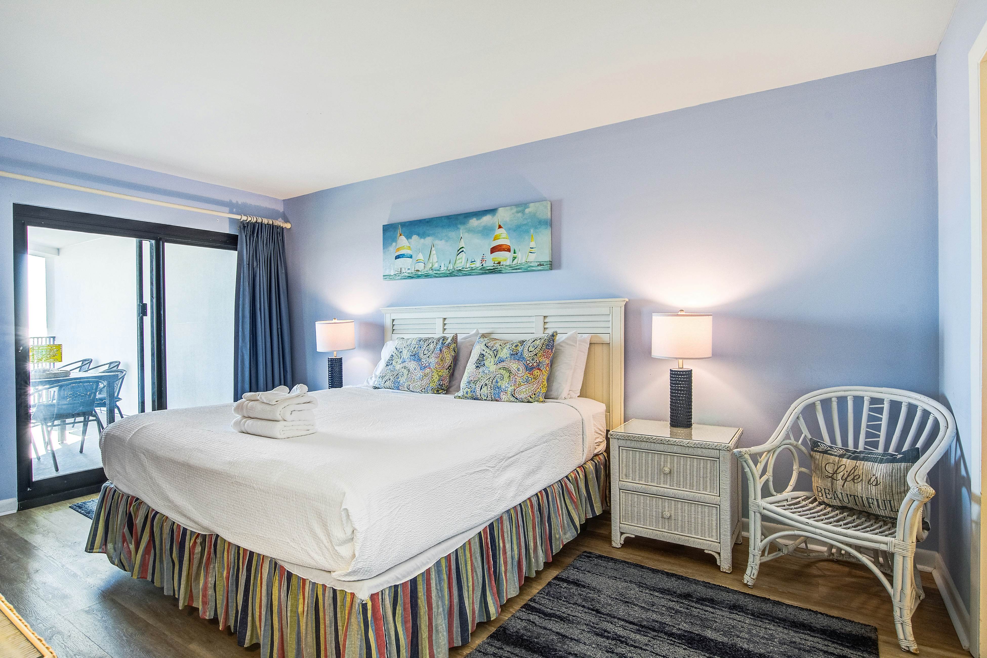 Bright and spacious condo with beach & ocean views, pool, basketball & balcony