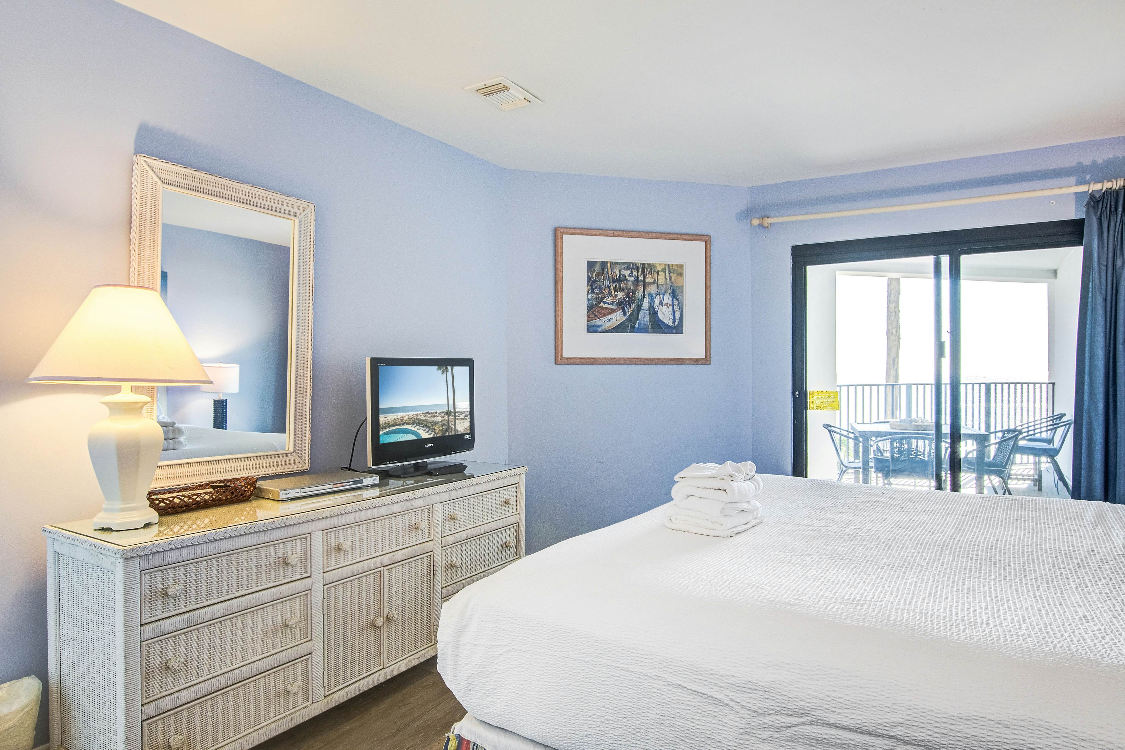 Bright and spacious condo with beach & ocean views, pool, basketball & balcony