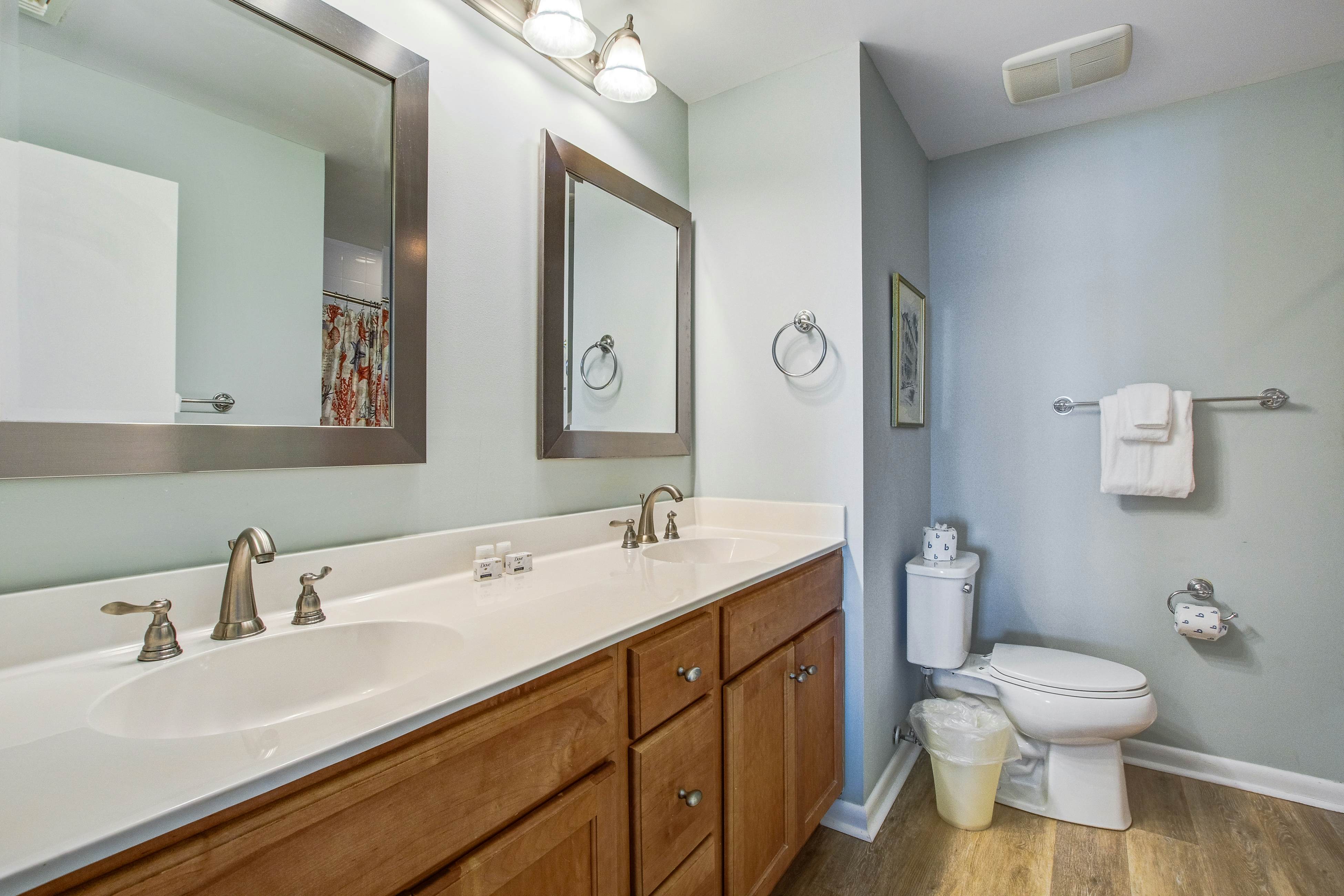 Bright and spacious condo with beach & ocean views, pool, basketball & balcony