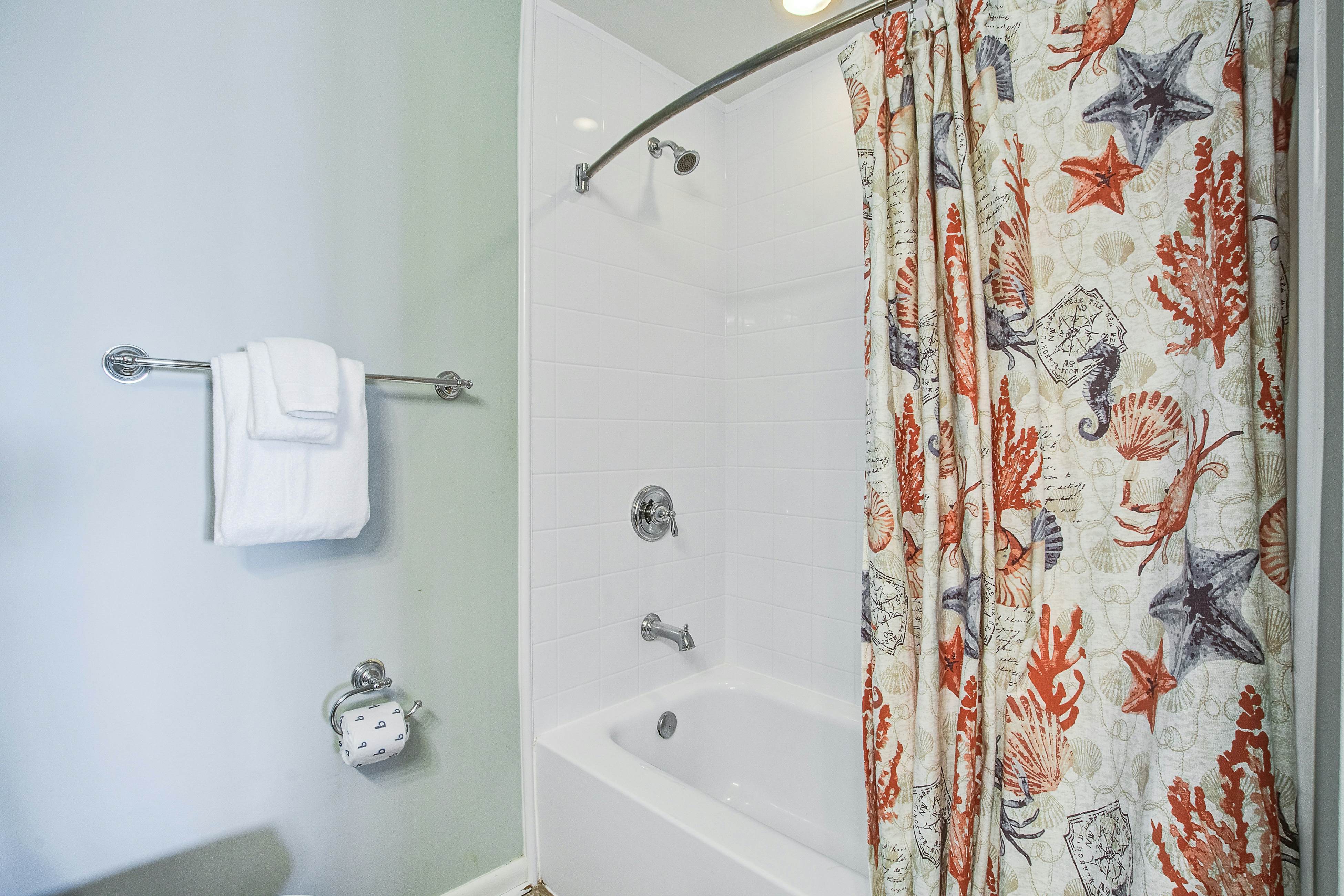 Bright and spacious condo with beach & ocean views, pool, basketball & balcony