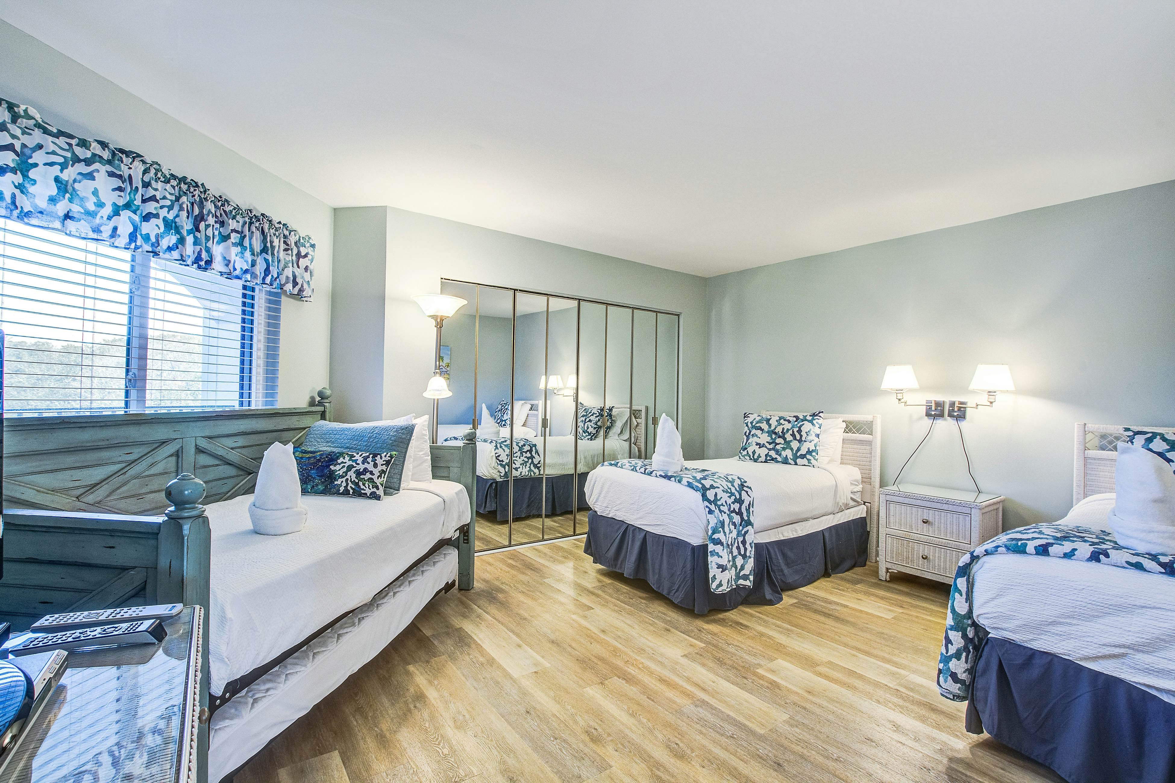 Bright and spacious condo with beach & ocean views, pool, basketball & balcony