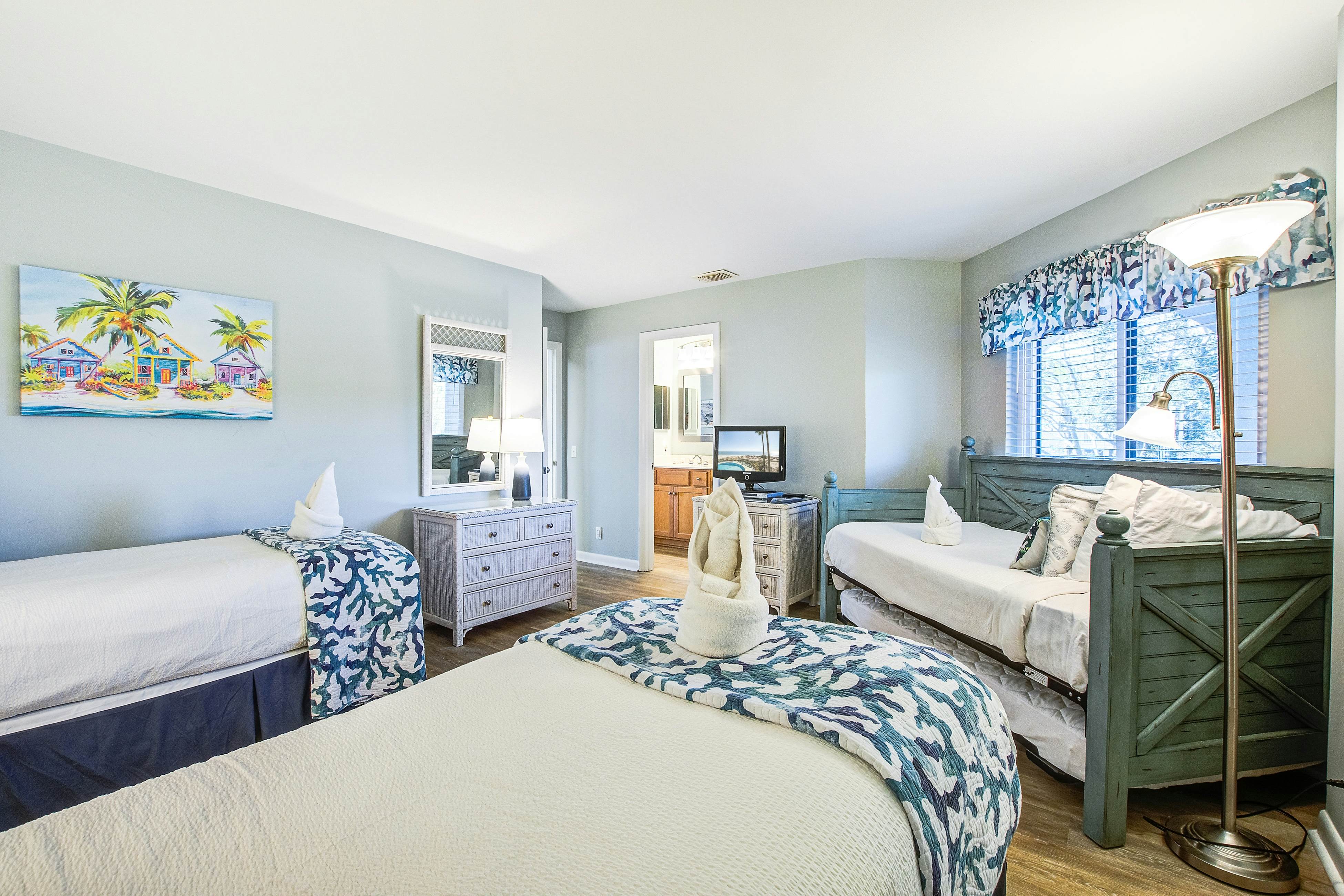 Bright and spacious condo with beach & ocean views, pool, basketball & balcony