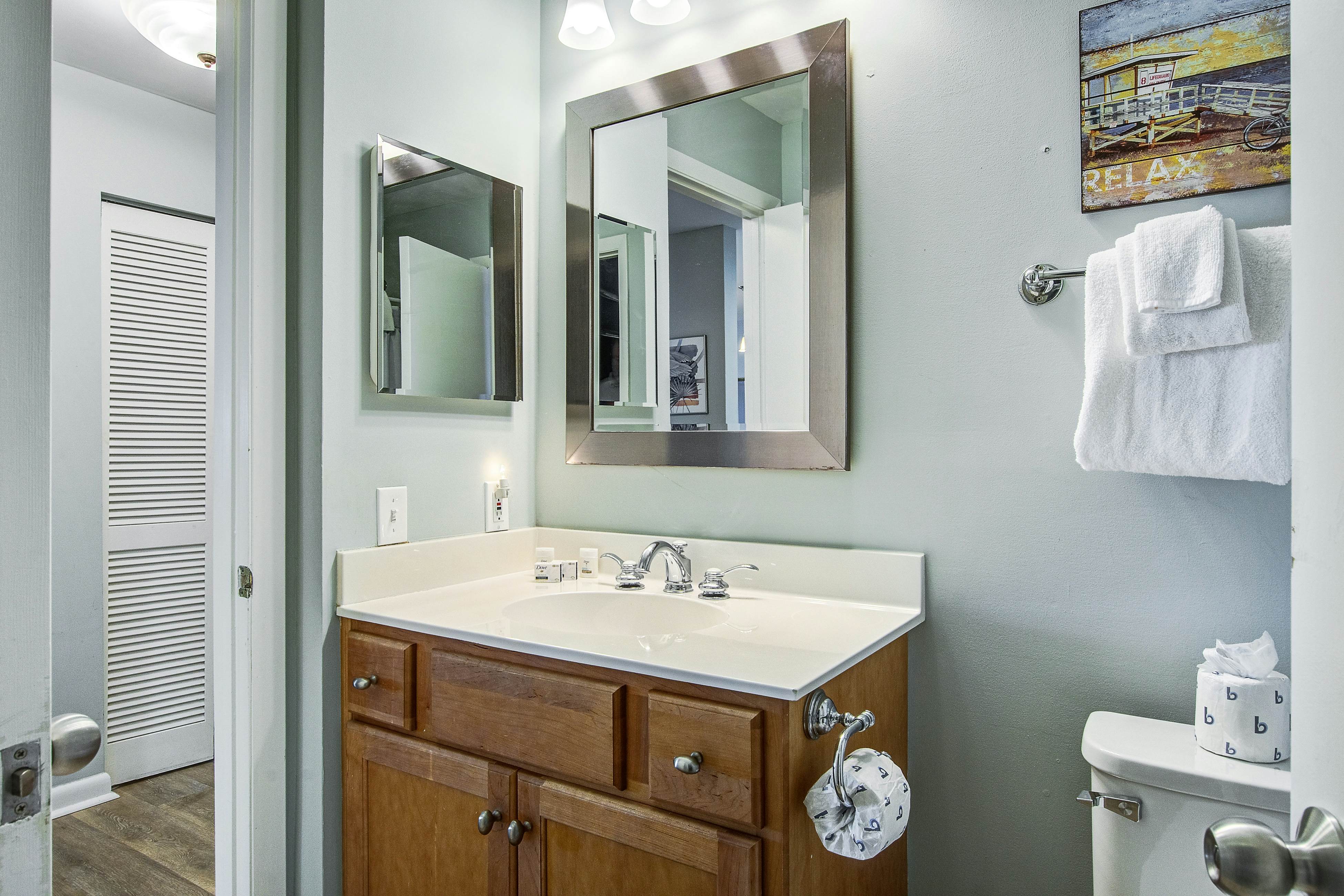 Bright and spacious condo with beach & ocean views, pool, basketball & balcony