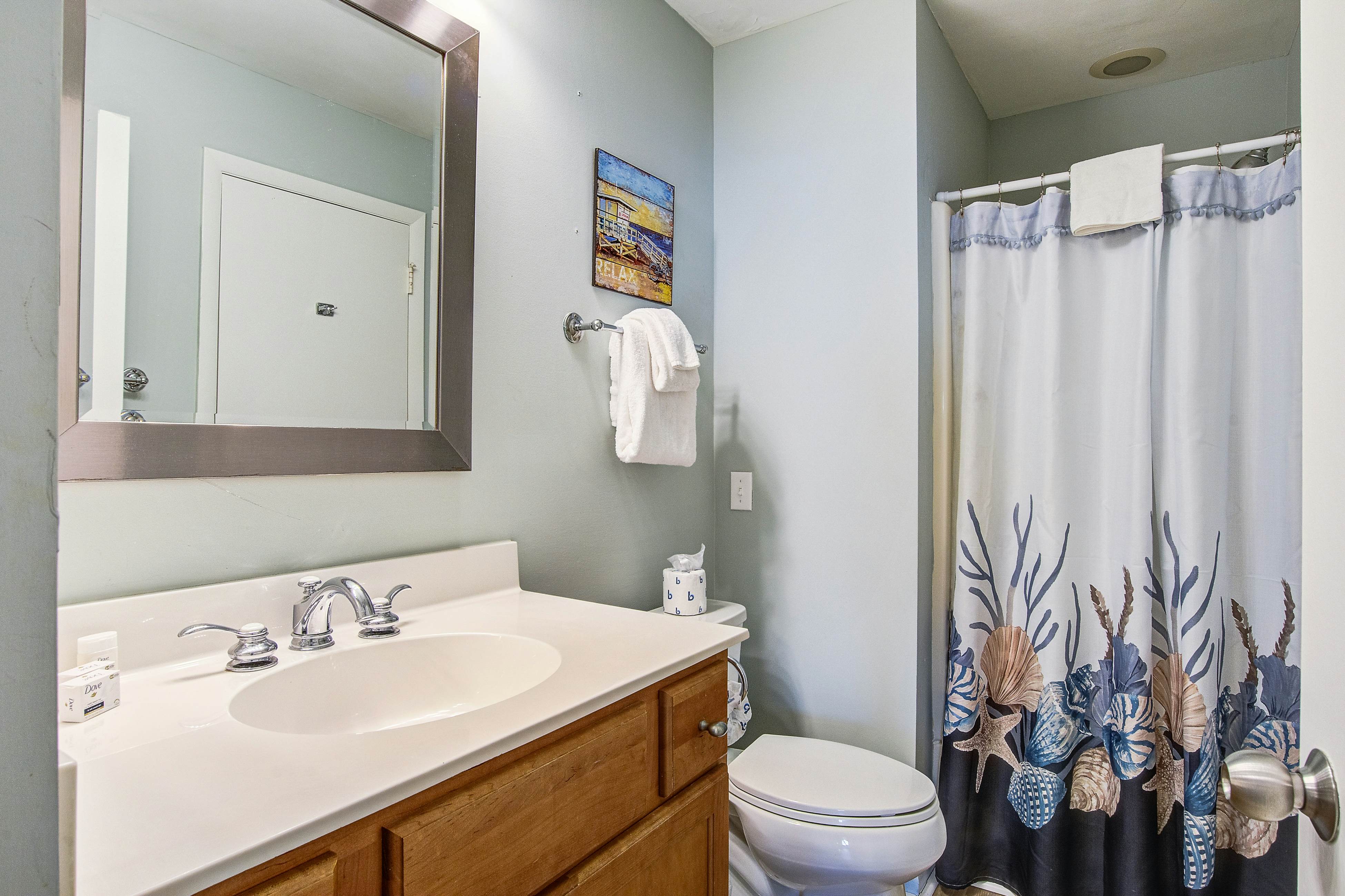 Bright and spacious condo with beach & ocean views, pool, basketball & balcony