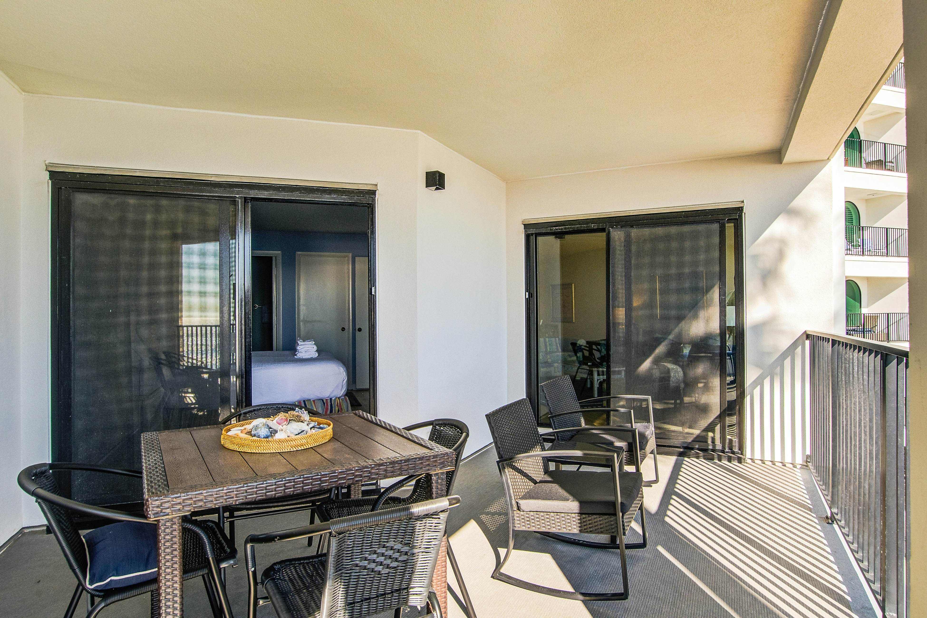 Bright and spacious condo with beach & ocean views, pool, basketball & balcony