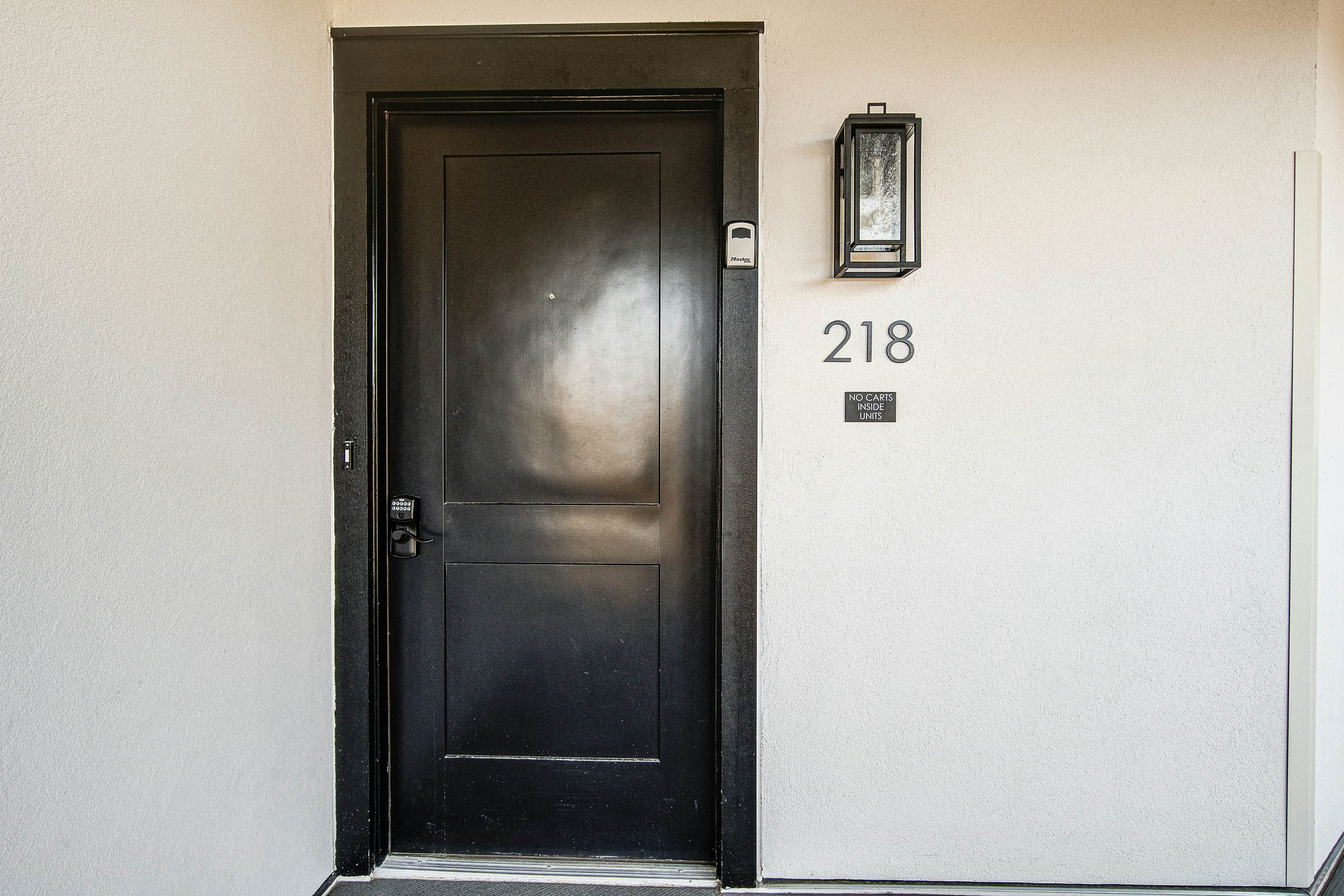 Bright and spacious condo with beach & ocean views, pool, basketball & balcony