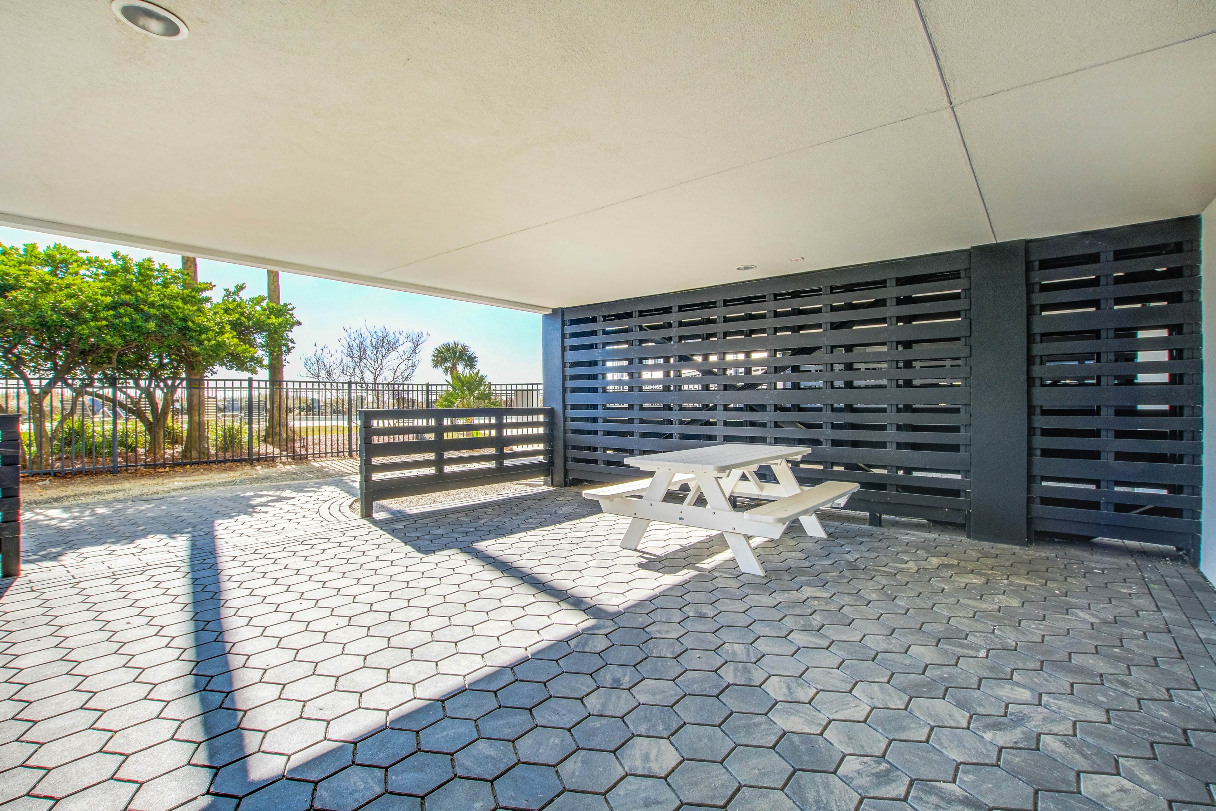 Bright and spacious condo with beach & ocean views, pool, basketball & balcony