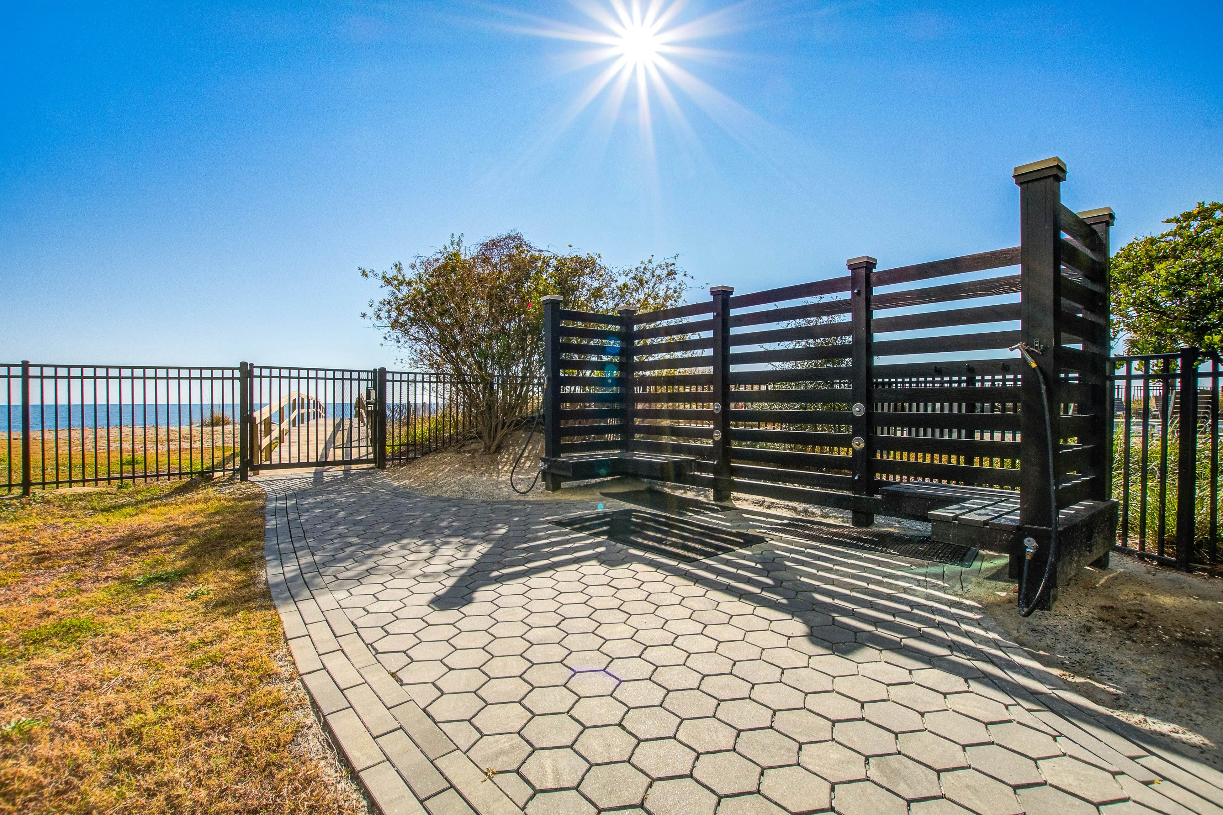 Bright and spacious condo with beach & ocean views, pool, basketball & balcony