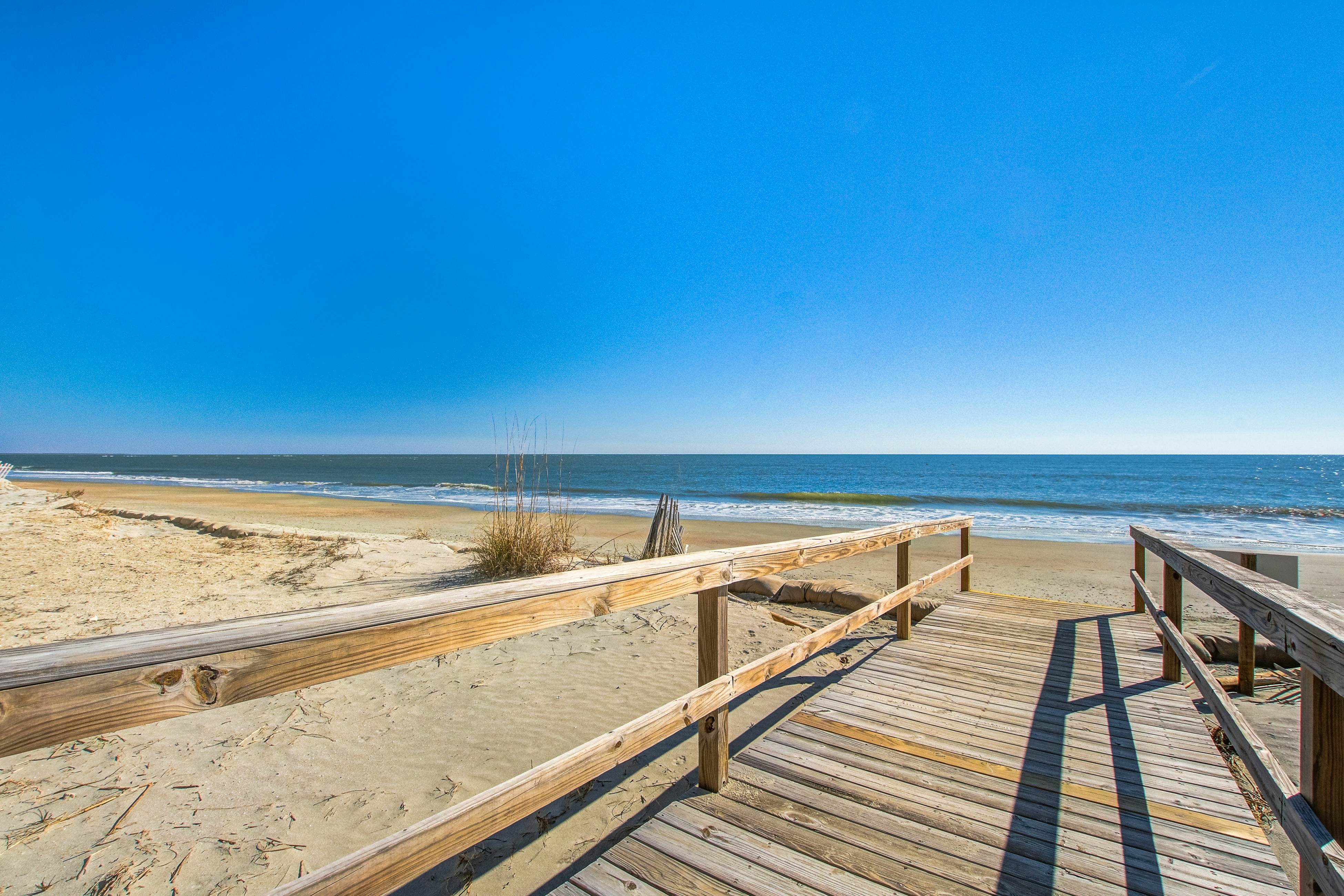 Bright and spacious condo with beach & ocean views, pool, basketball & balcony