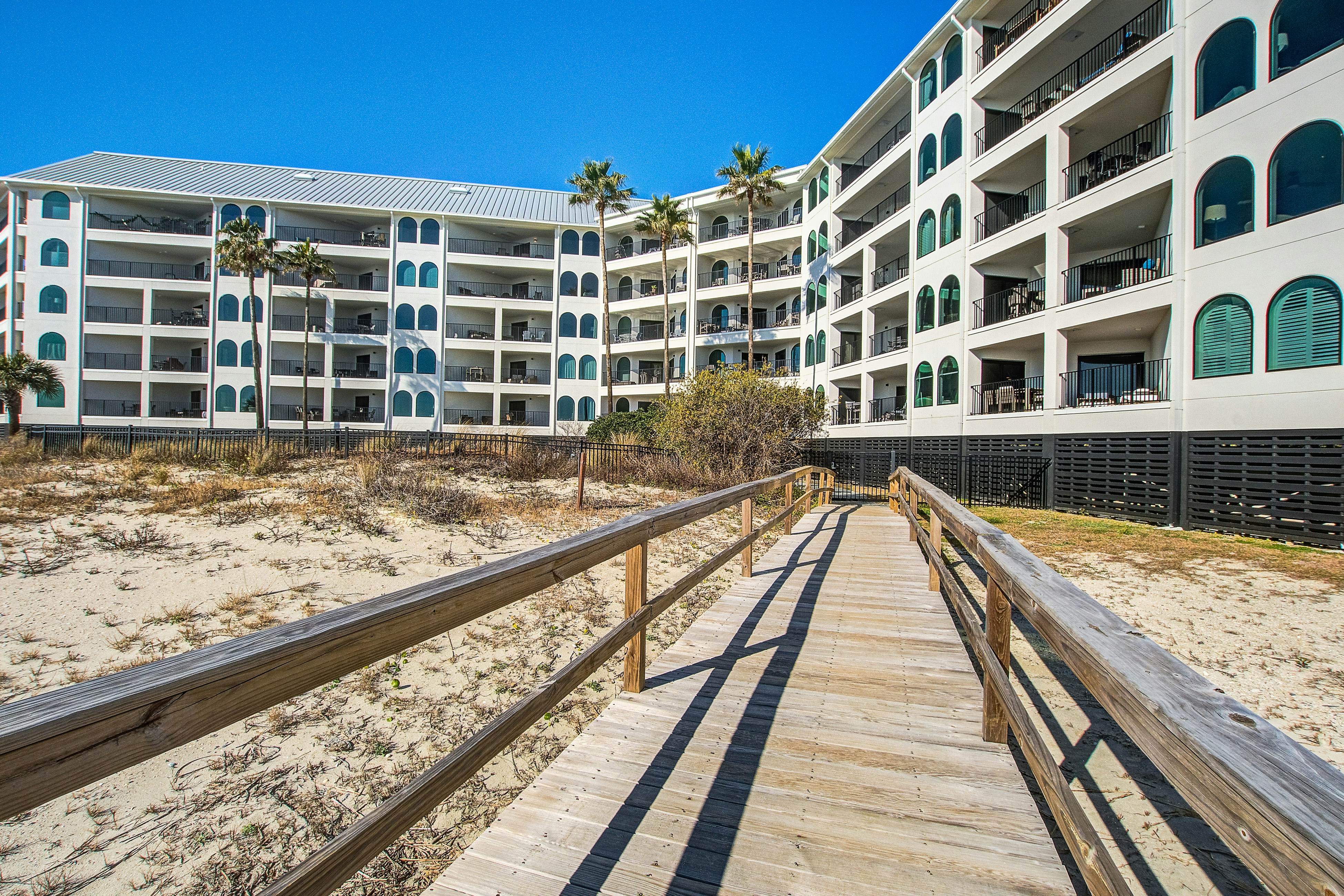 Bright and spacious condo with beach & ocean views, pool, basketball & balcony