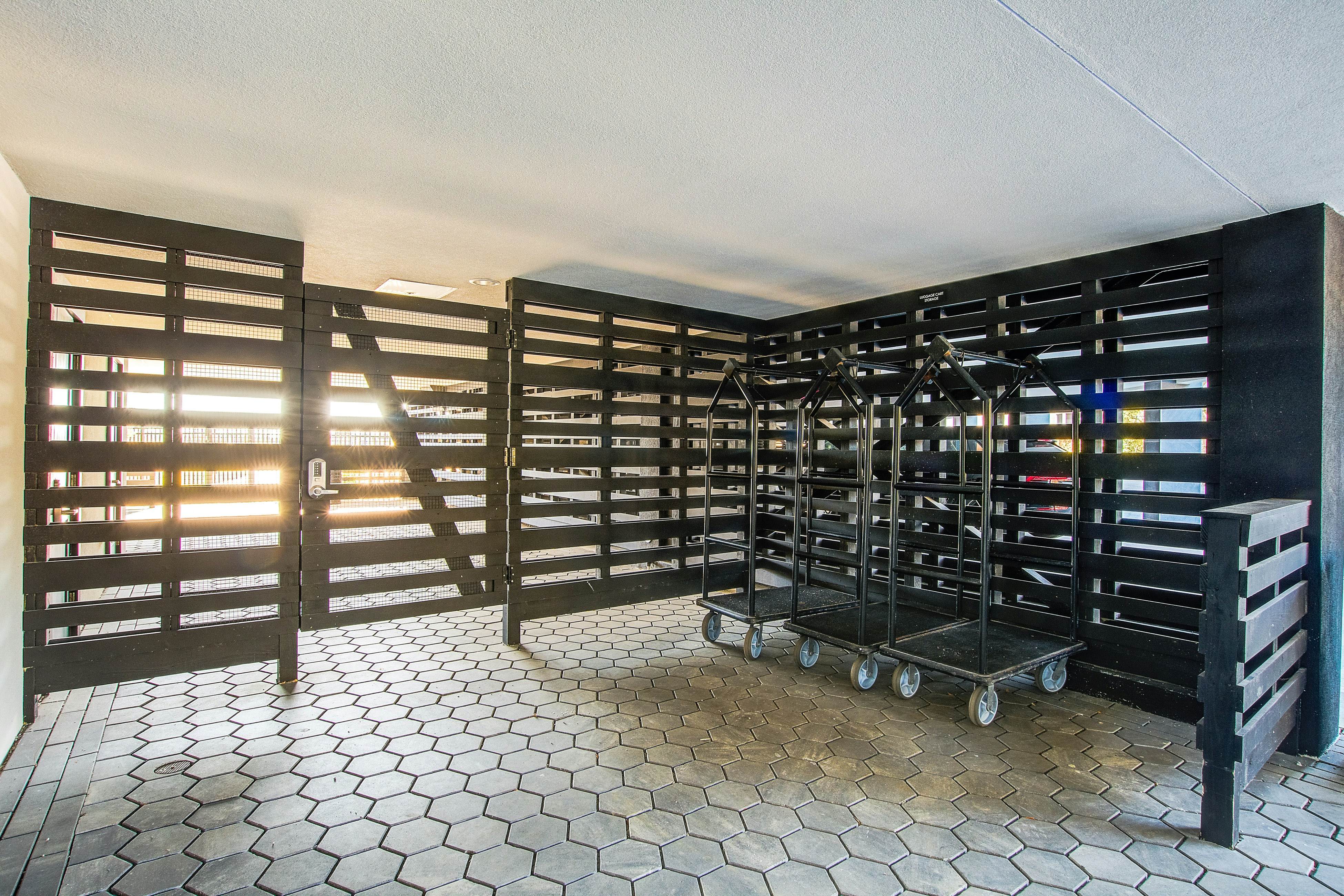 Bright and spacious condo with beach & ocean views, pool, basketball & balcony