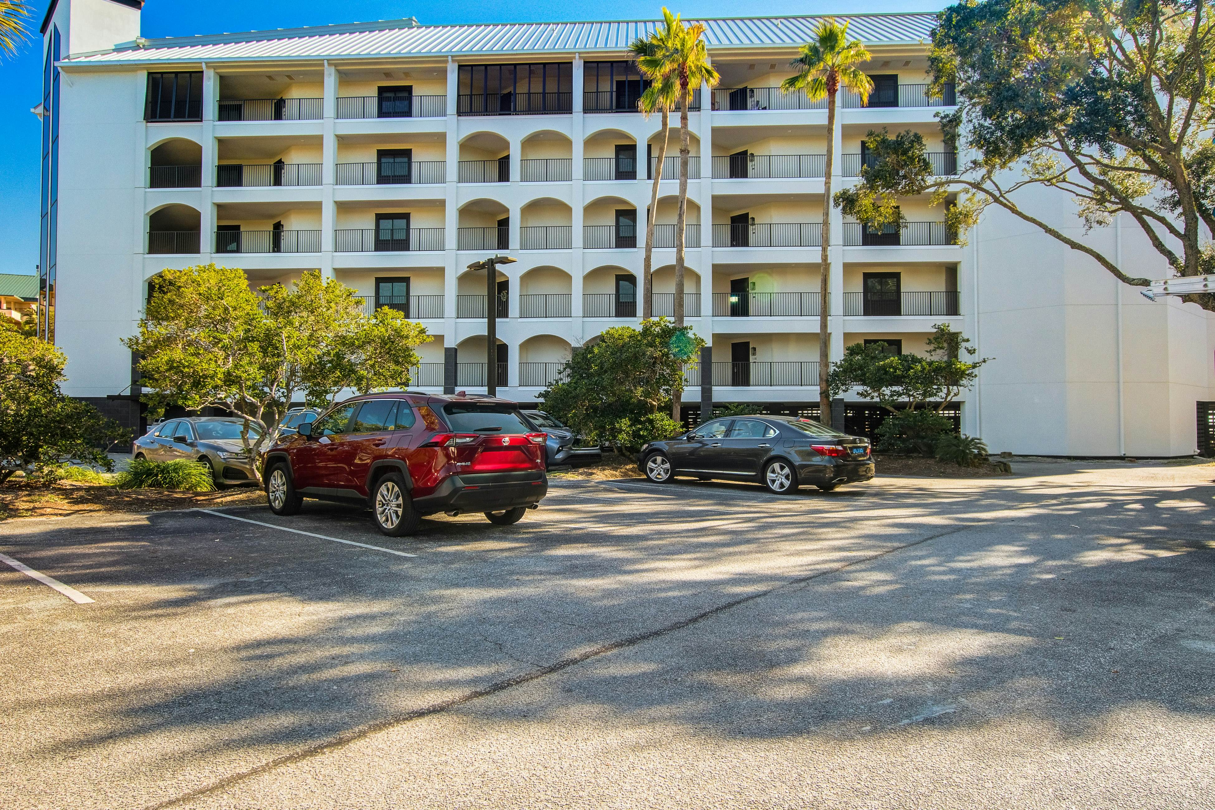 Bright and spacious condo with beach & ocean views, pool, basketball & balcony