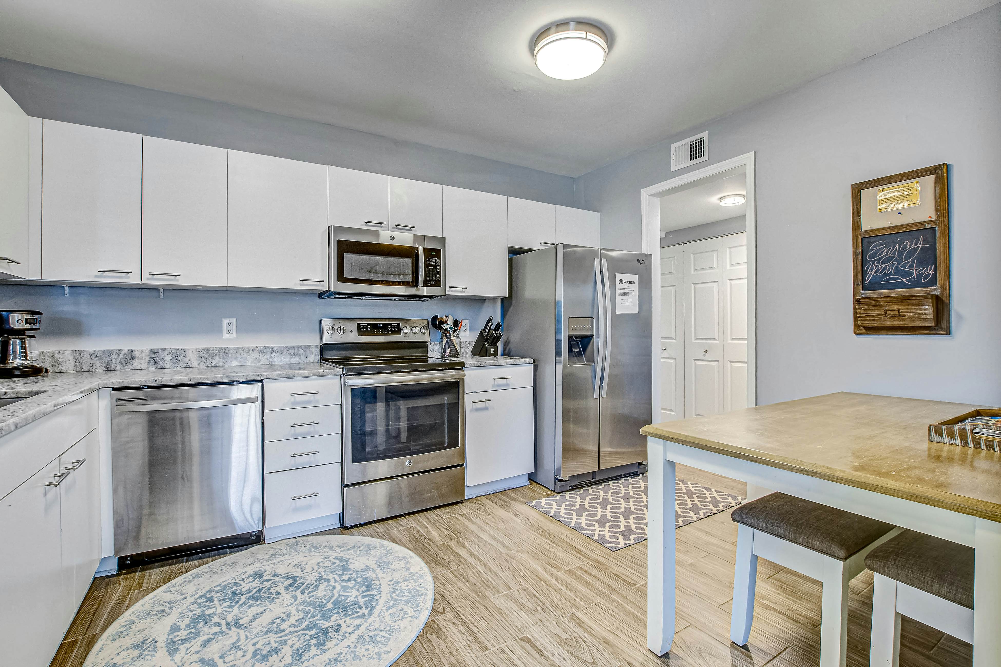 Large, dog-friendly retreat - walking distance to beach with a grill & decks