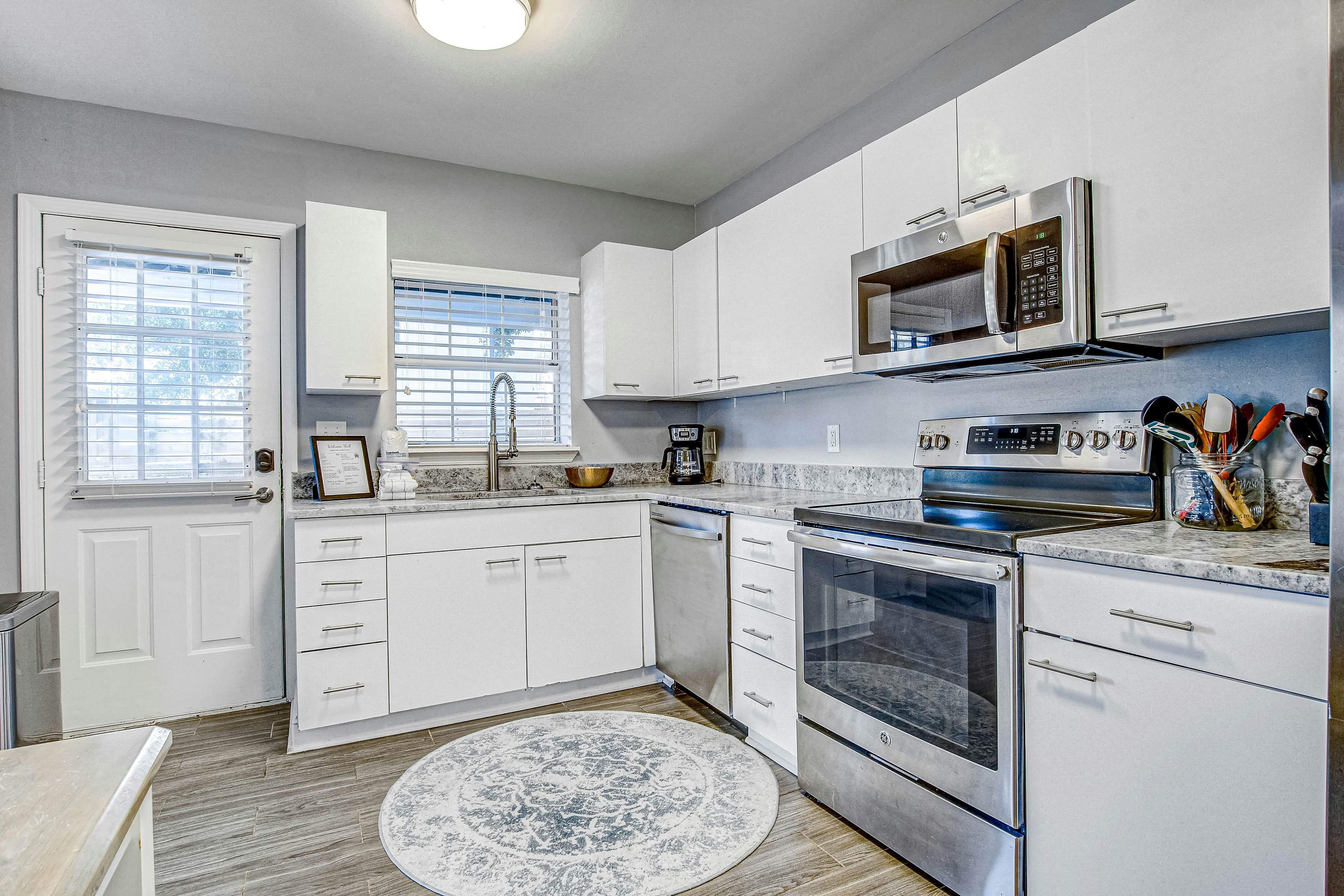 Large, dog-friendly retreat - walking distance to beach with a grill & decks