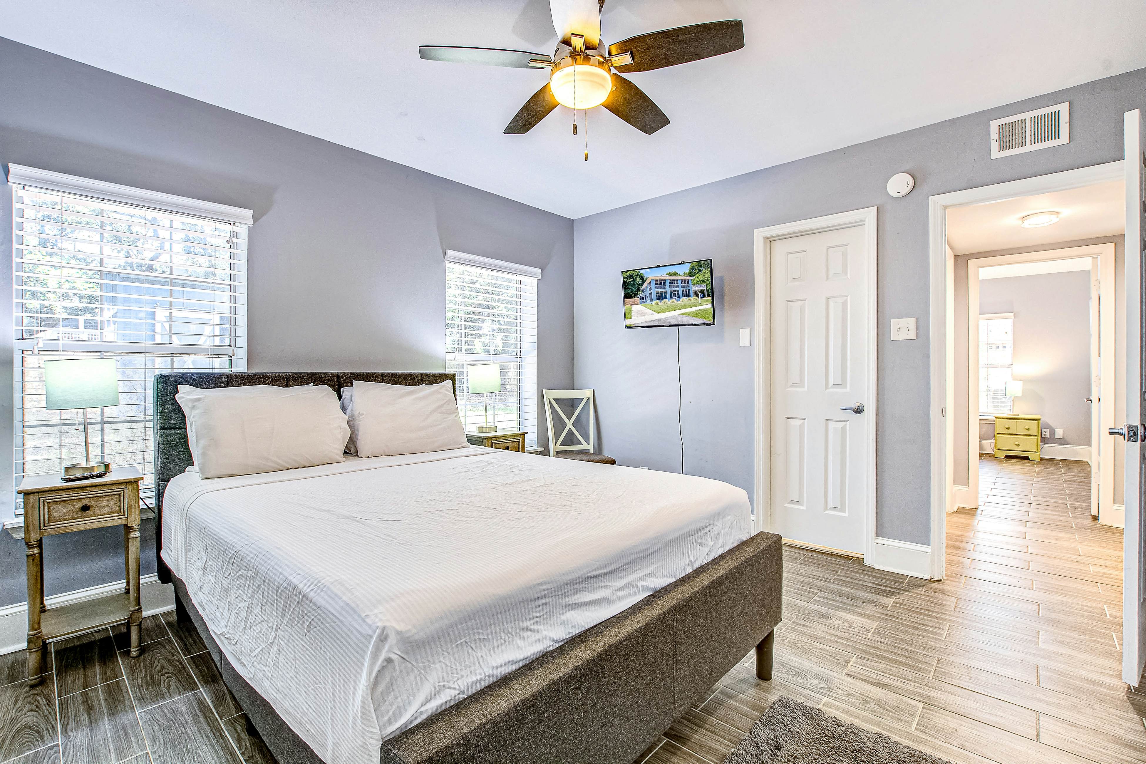 Large, dog-friendly retreat - walking distance to beach with a grill & decks