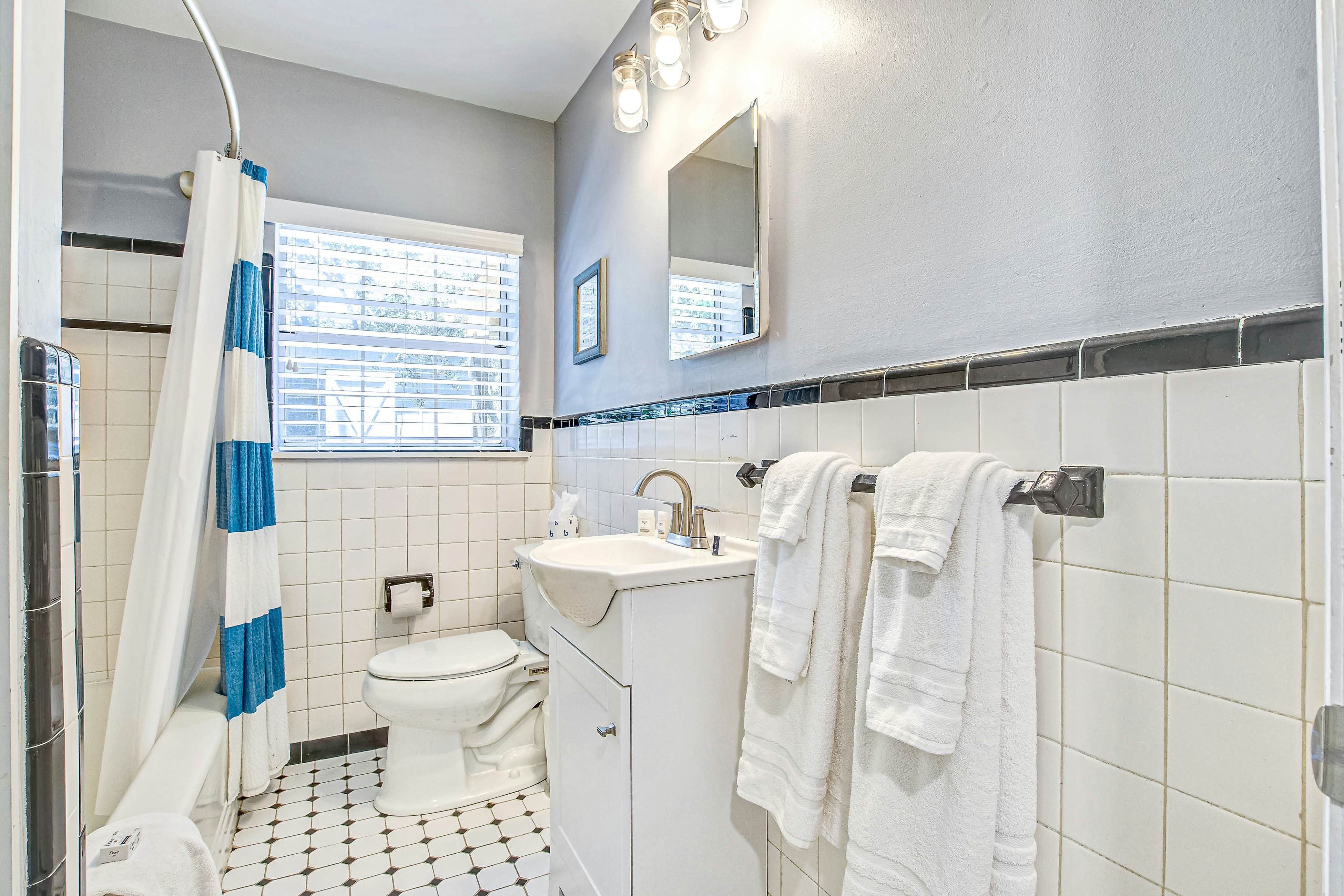 Large, dog-friendly retreat - walking distance to beach with a grill & decks