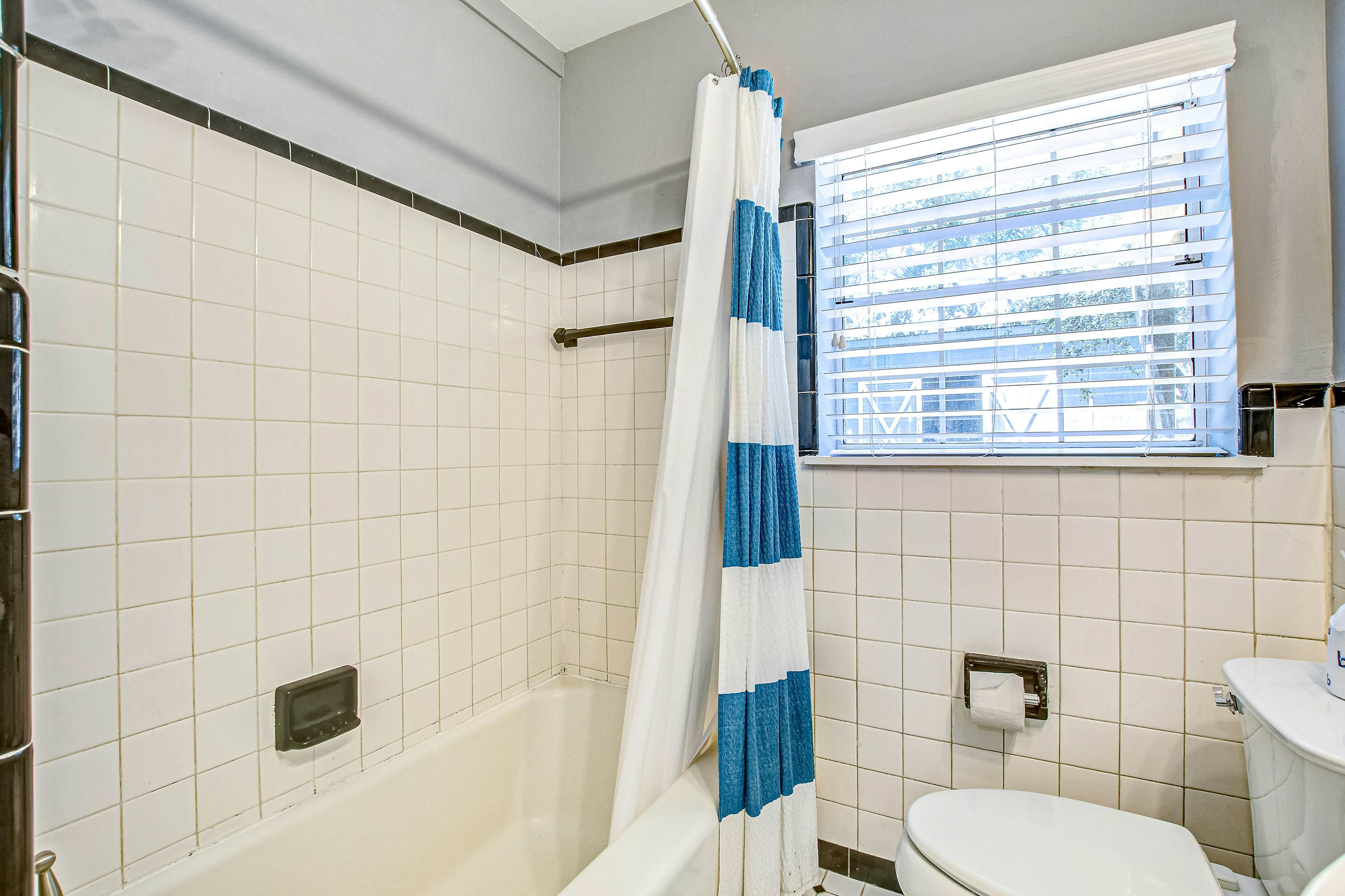 Large, dog-friendly retreat - walking distance to beach with a grill & decks