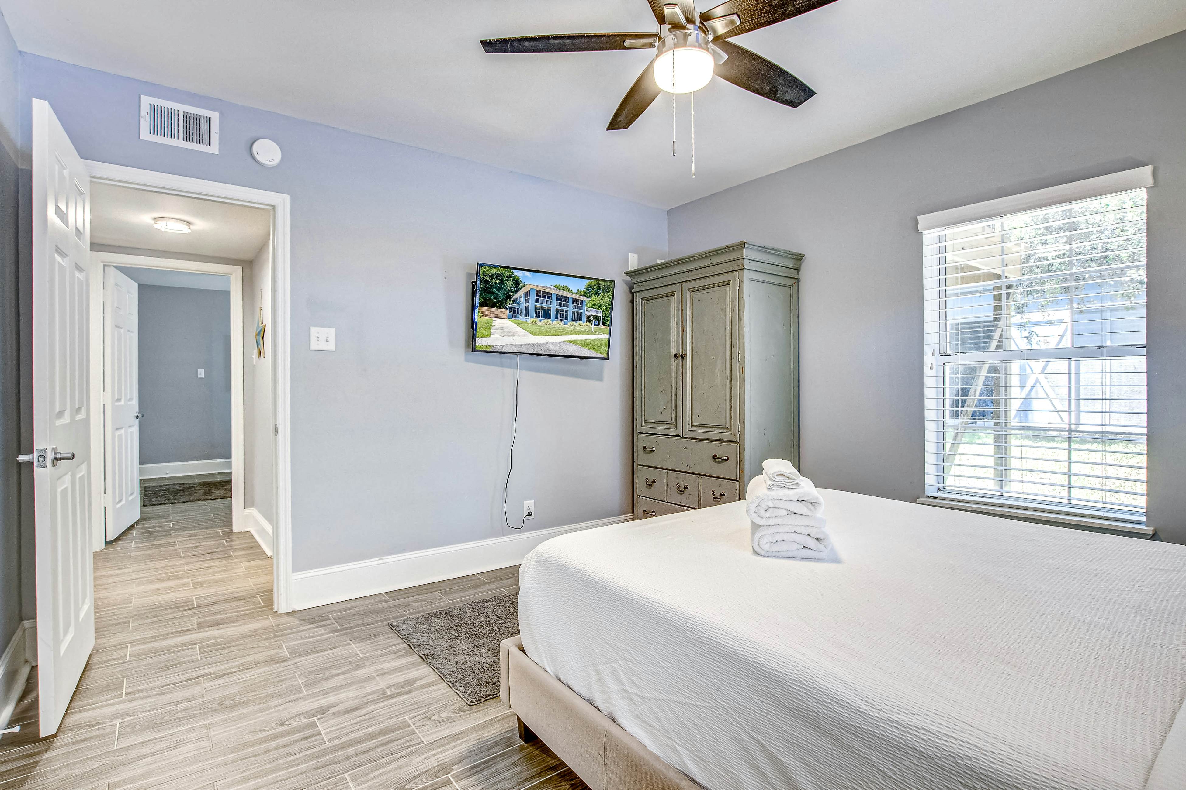 Large, dog-friendly retreat - walking distance to beach with a grill & decks