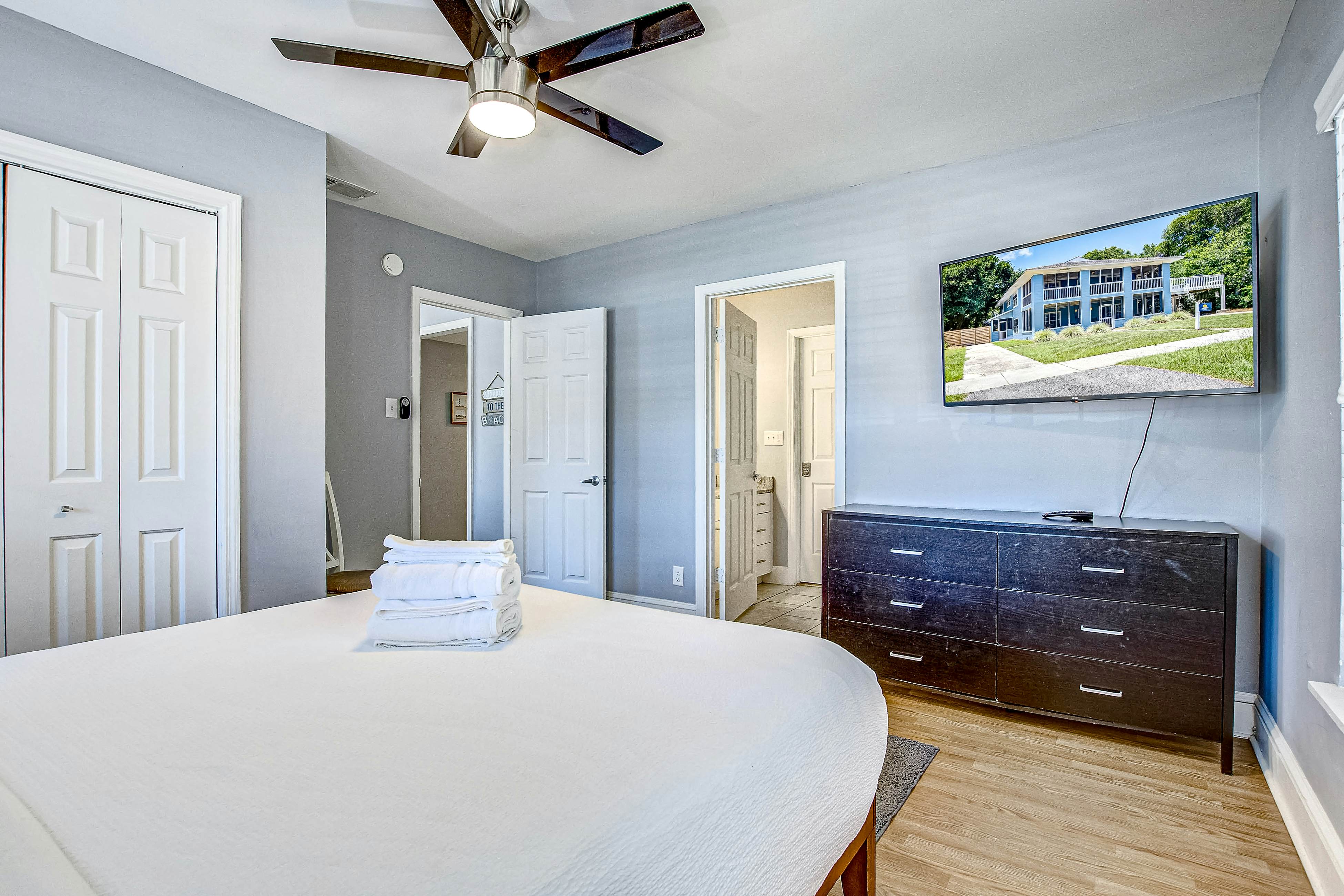 Large, dog-friendly retreat - walking distance to beach with a grill & decks