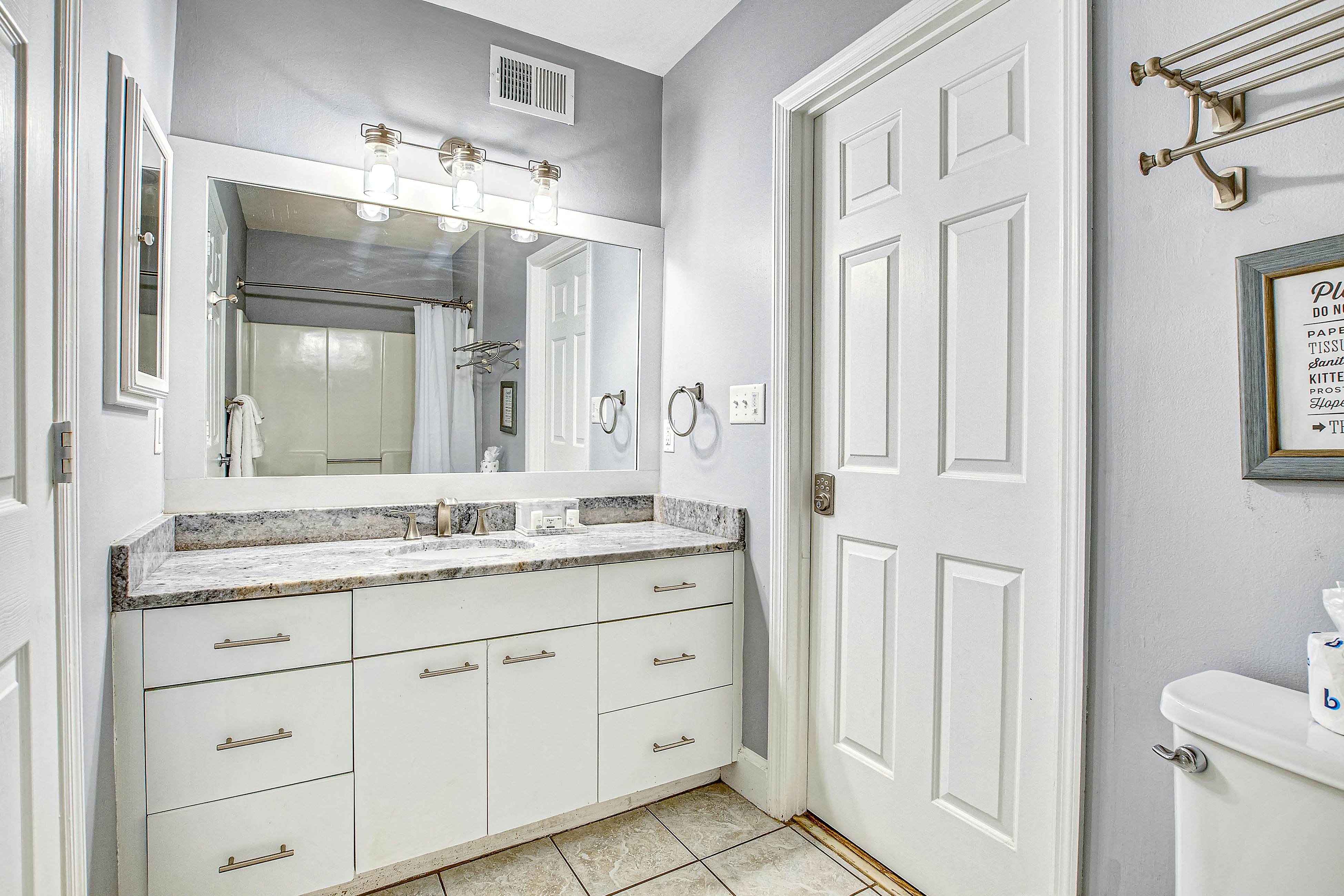 Large, dog-friendly retreat - walking distance to beach with a grill & decks