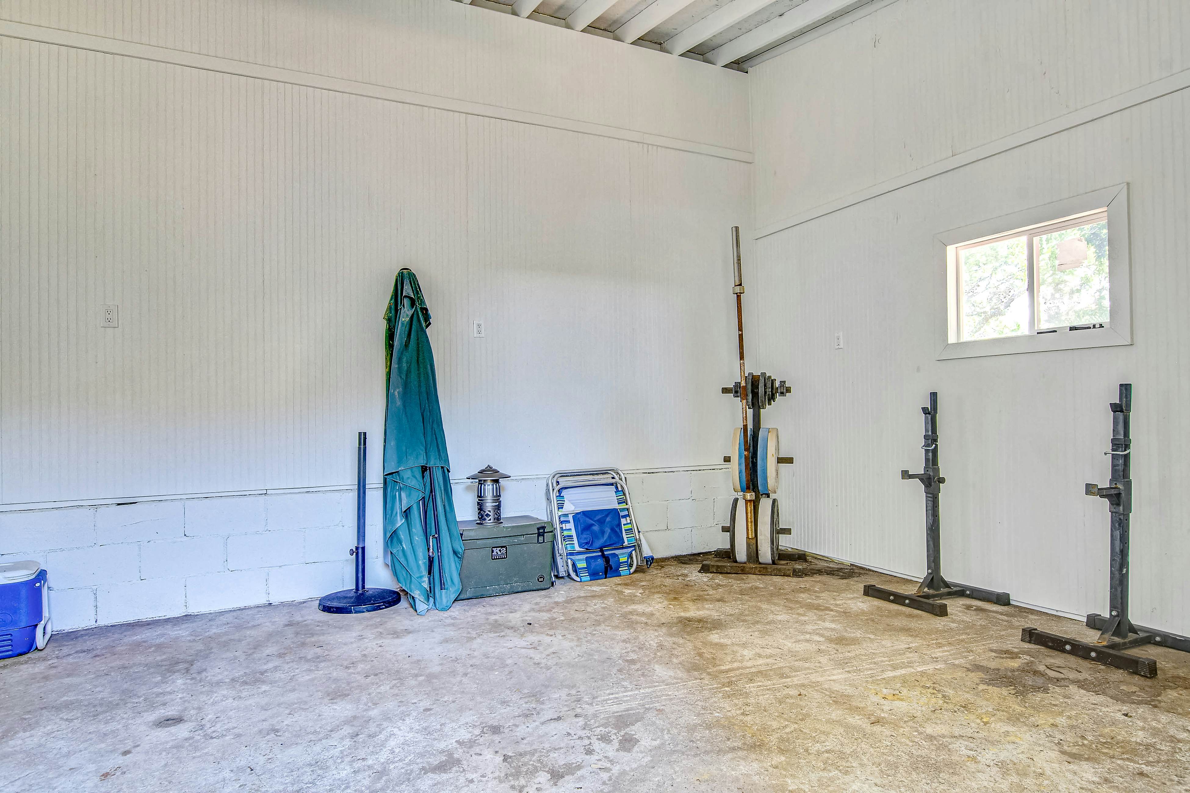 Large, dog-friendly retreat - walking distance to beach with a grill & decks