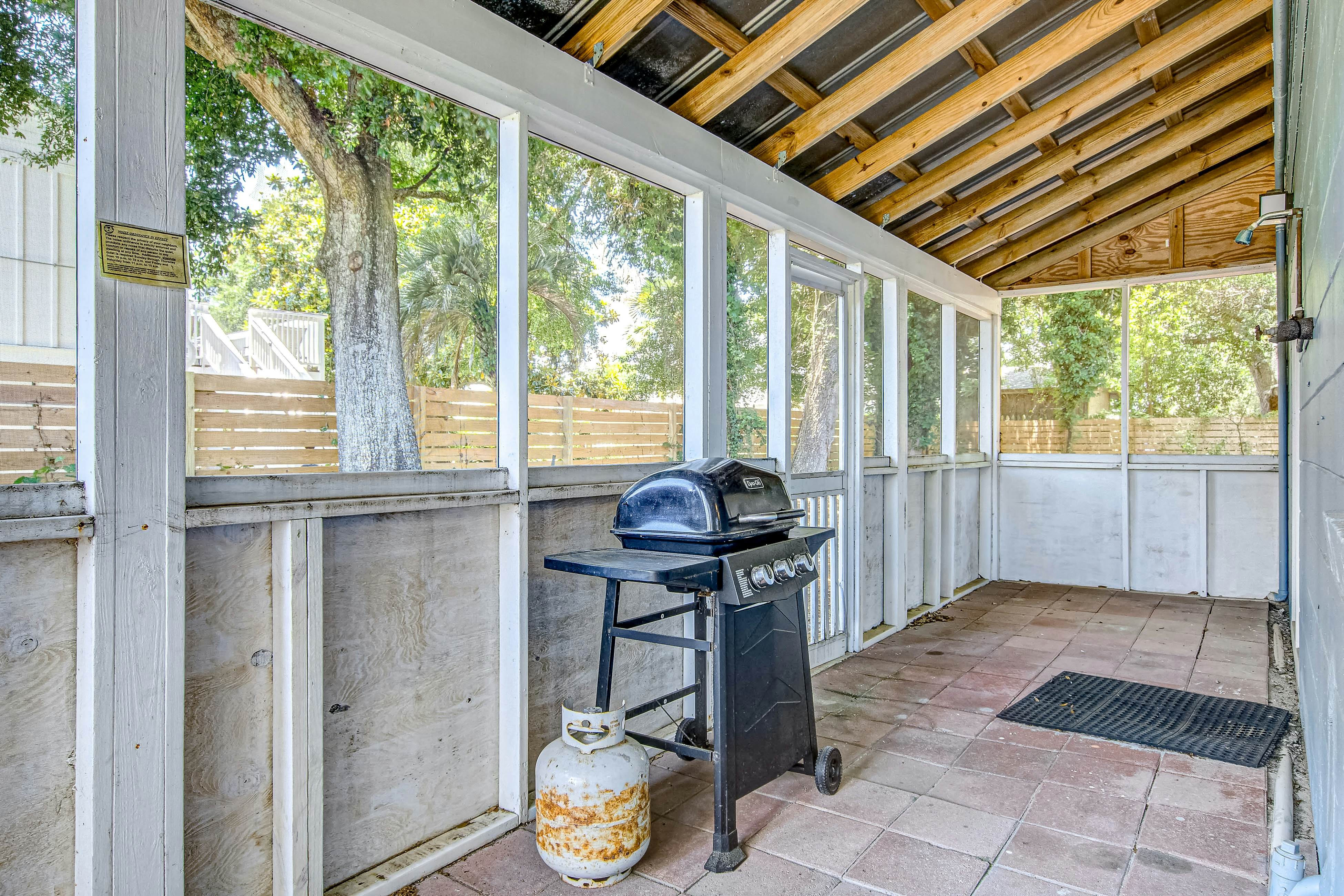 Large, dog-friendly retreat - walking distance to beach with a grill & decks