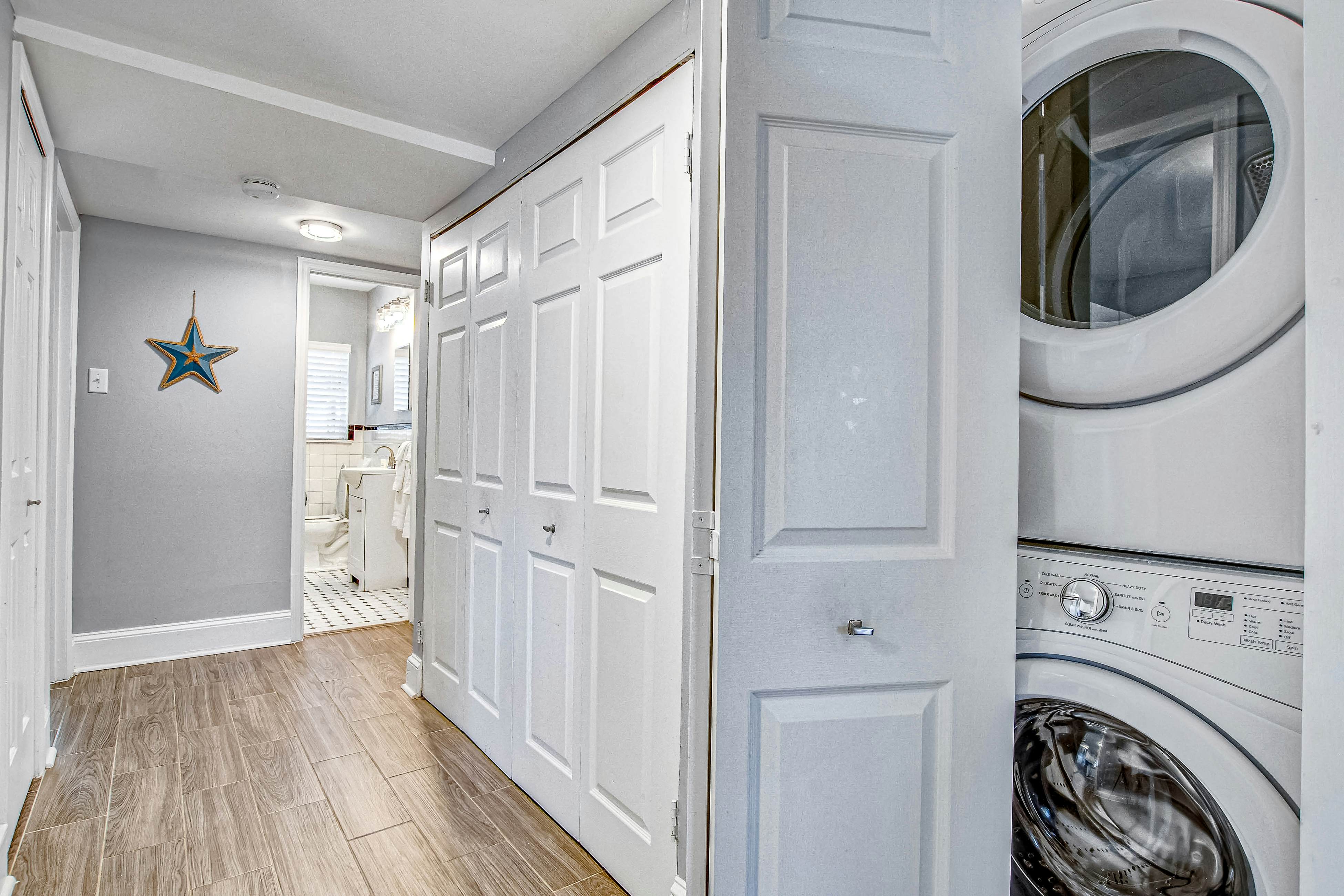 Large, dog-friendly retreat - walking distance to beach with a grill & decks