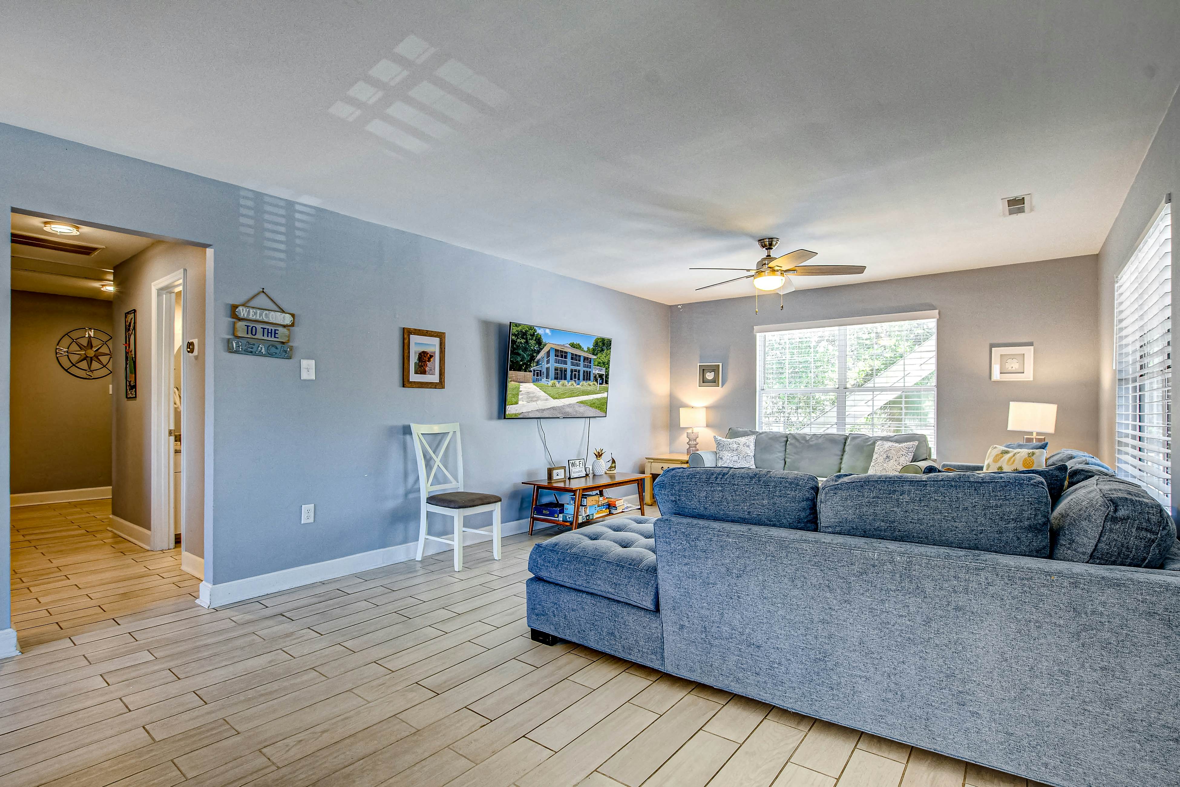 Large, dog-friendly retreat - walking distance to beach with a grill & decks