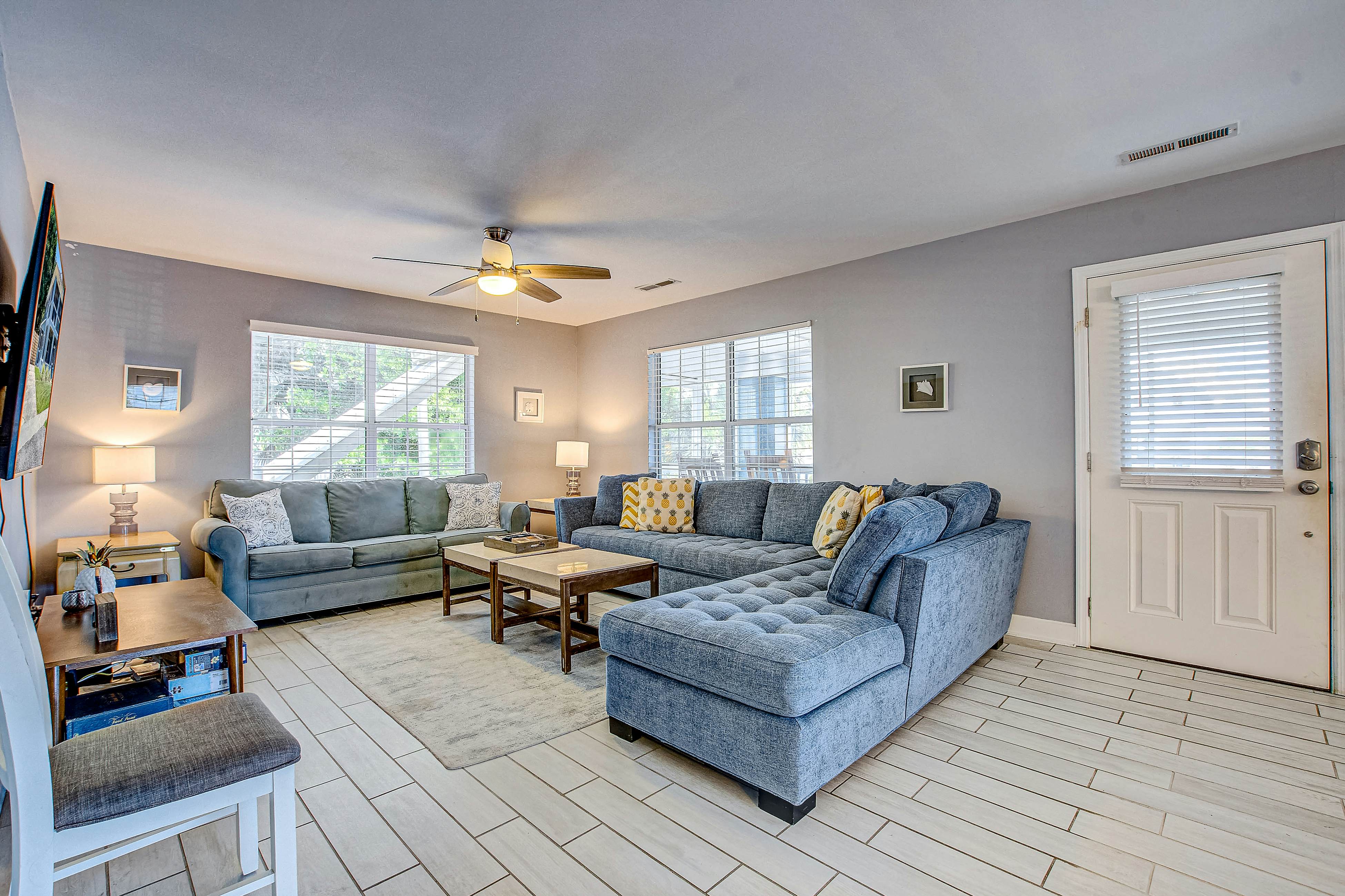 Large, dog-friendly retreat - walking distance to beach with a grill & decks