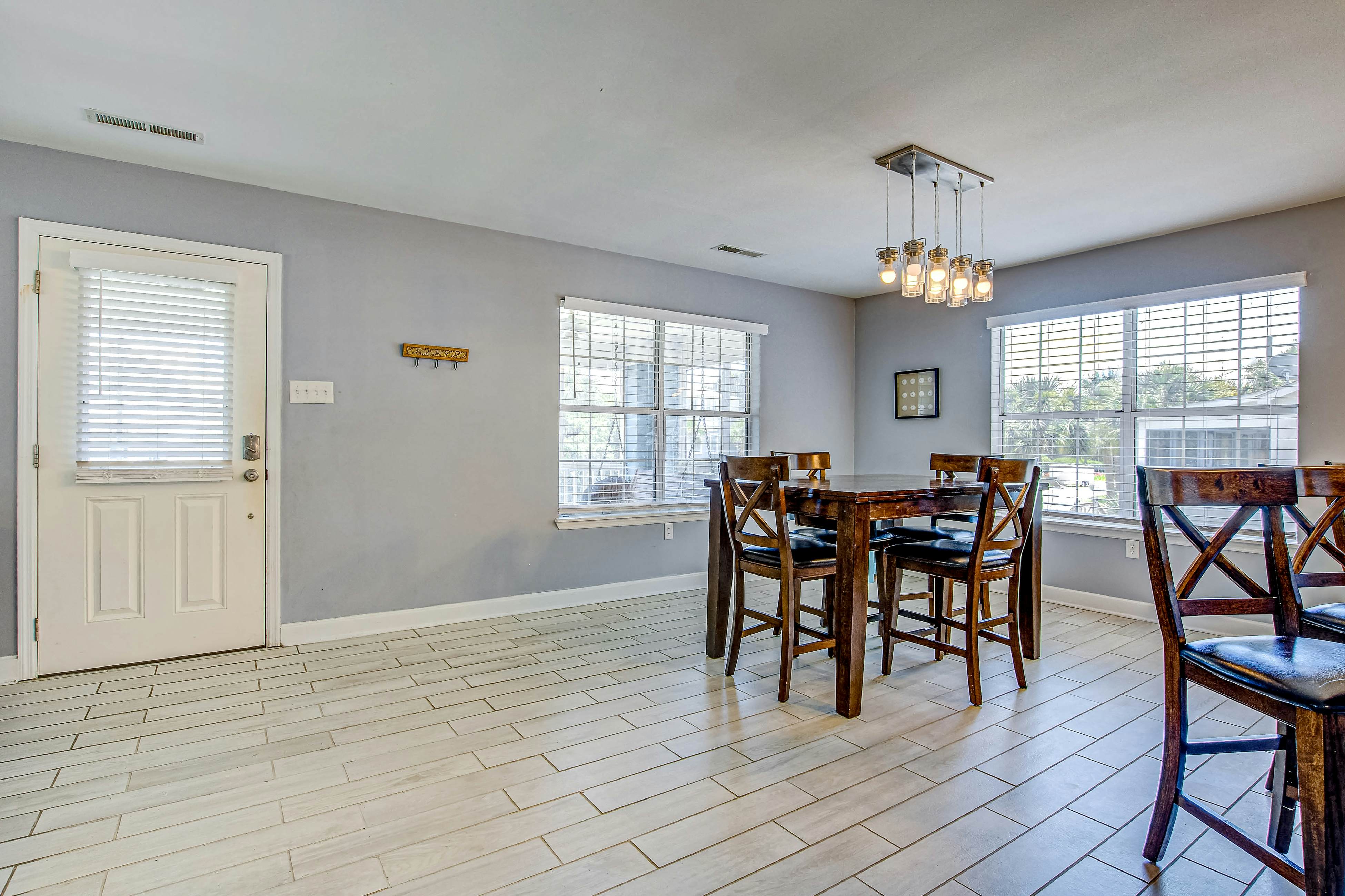 Large, dog-friendly retreat - walking distance to beach with a grill & decks