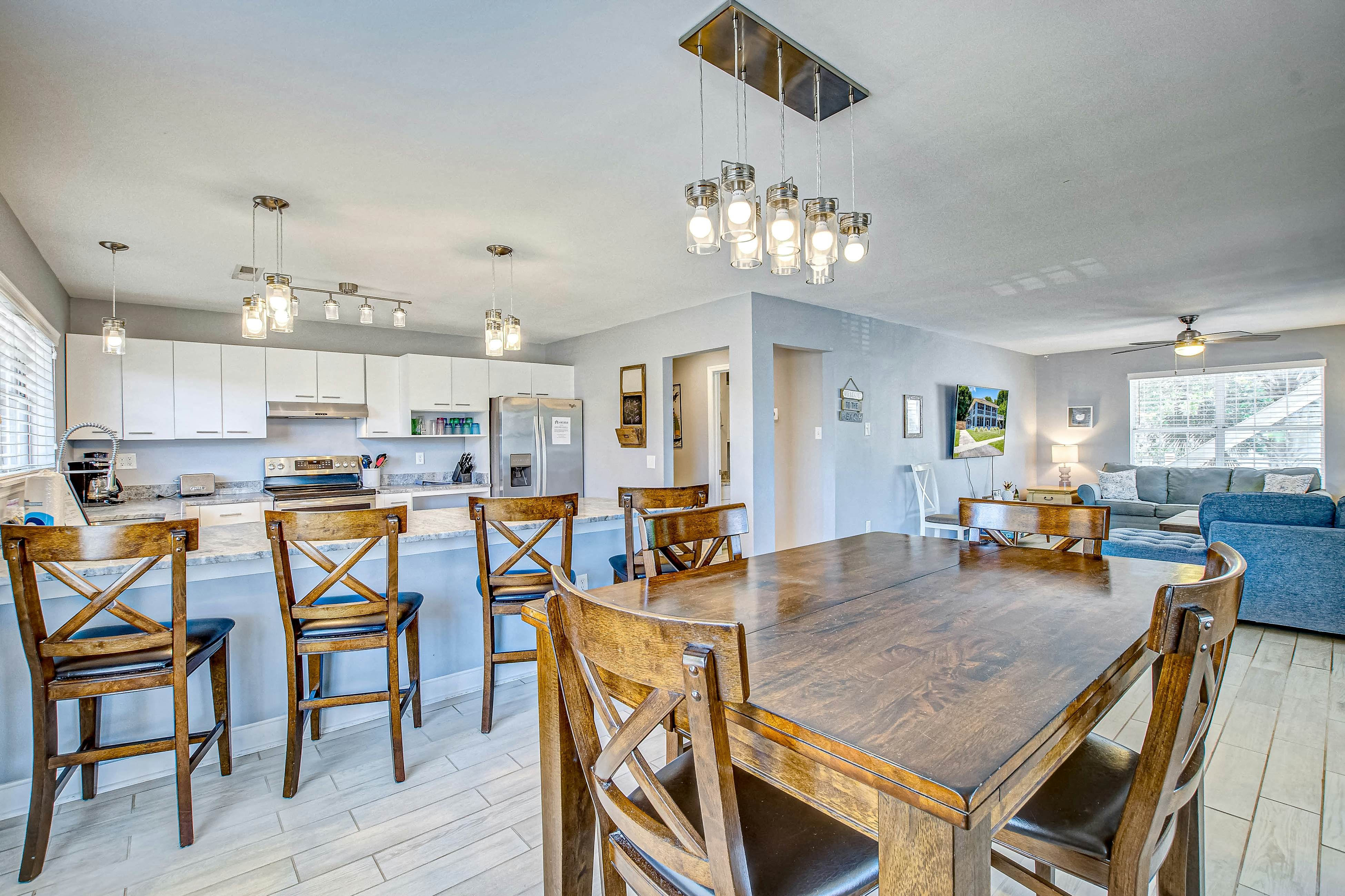 Large, dog-friendly retreat - walking distance to beach with a grill & decks