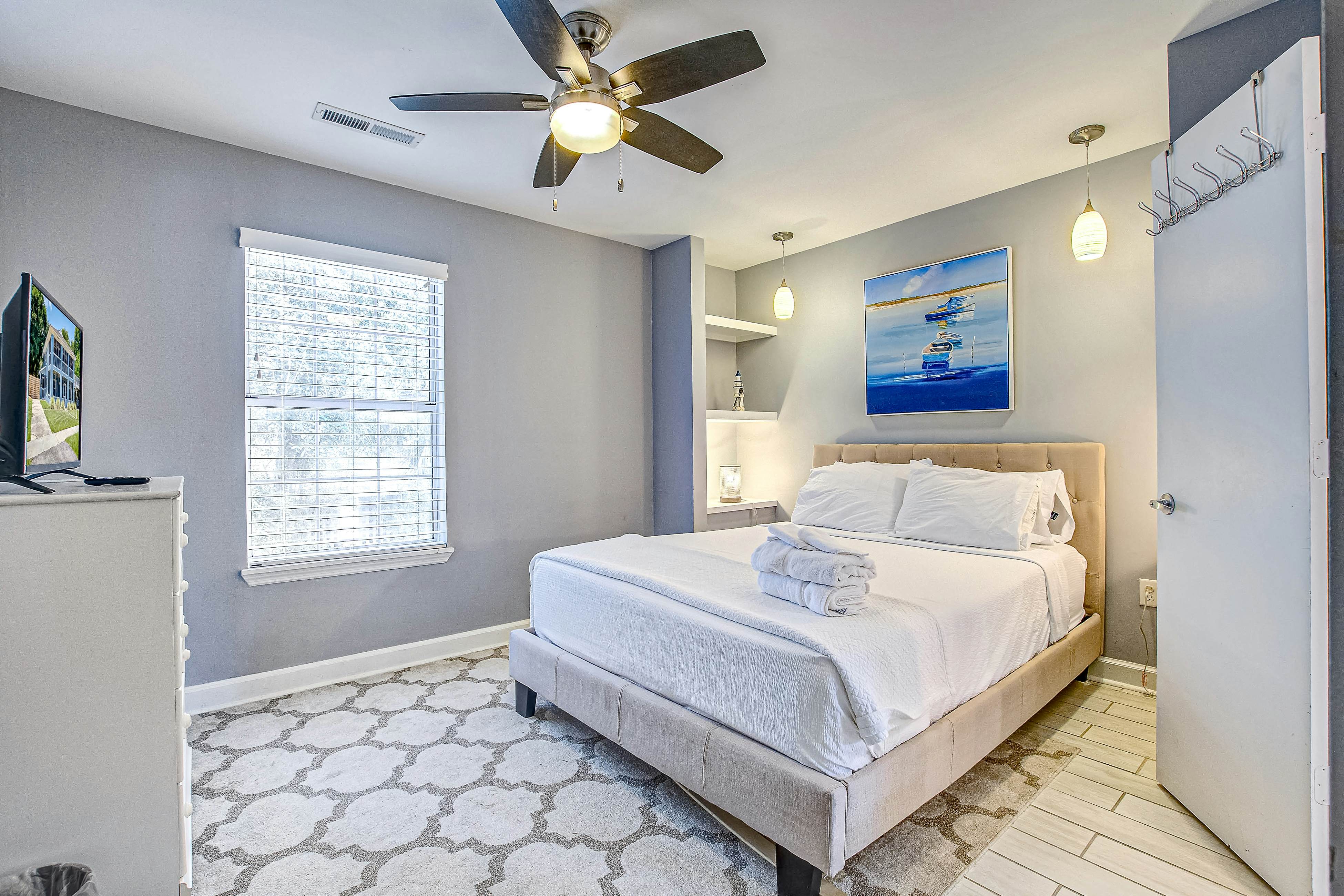 Large, dog-friendly retreat - walking distance to beach with a grill & decks