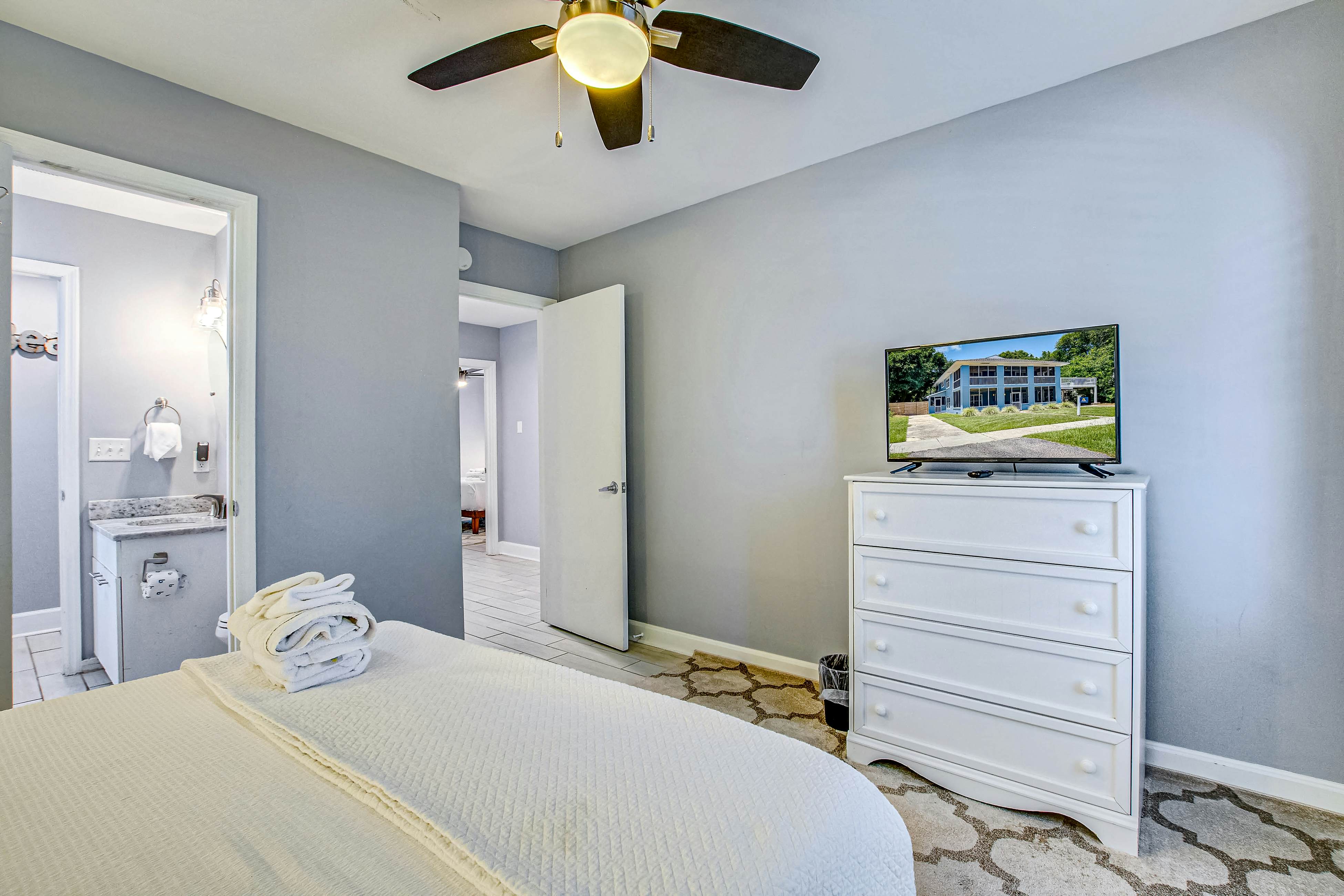 Large, dog-friendly retreat - walking distance to beach with a grill & decks