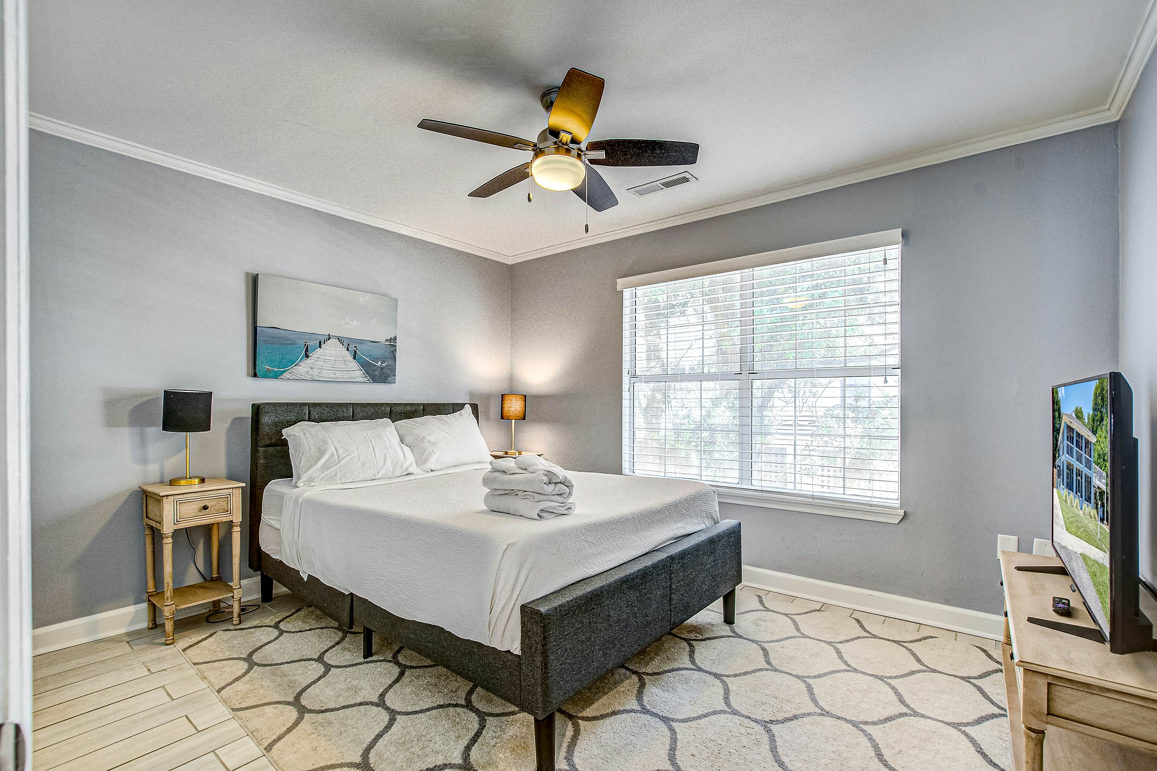 Large, dog-friendly retreat - walking distance to beach with a grill & decks