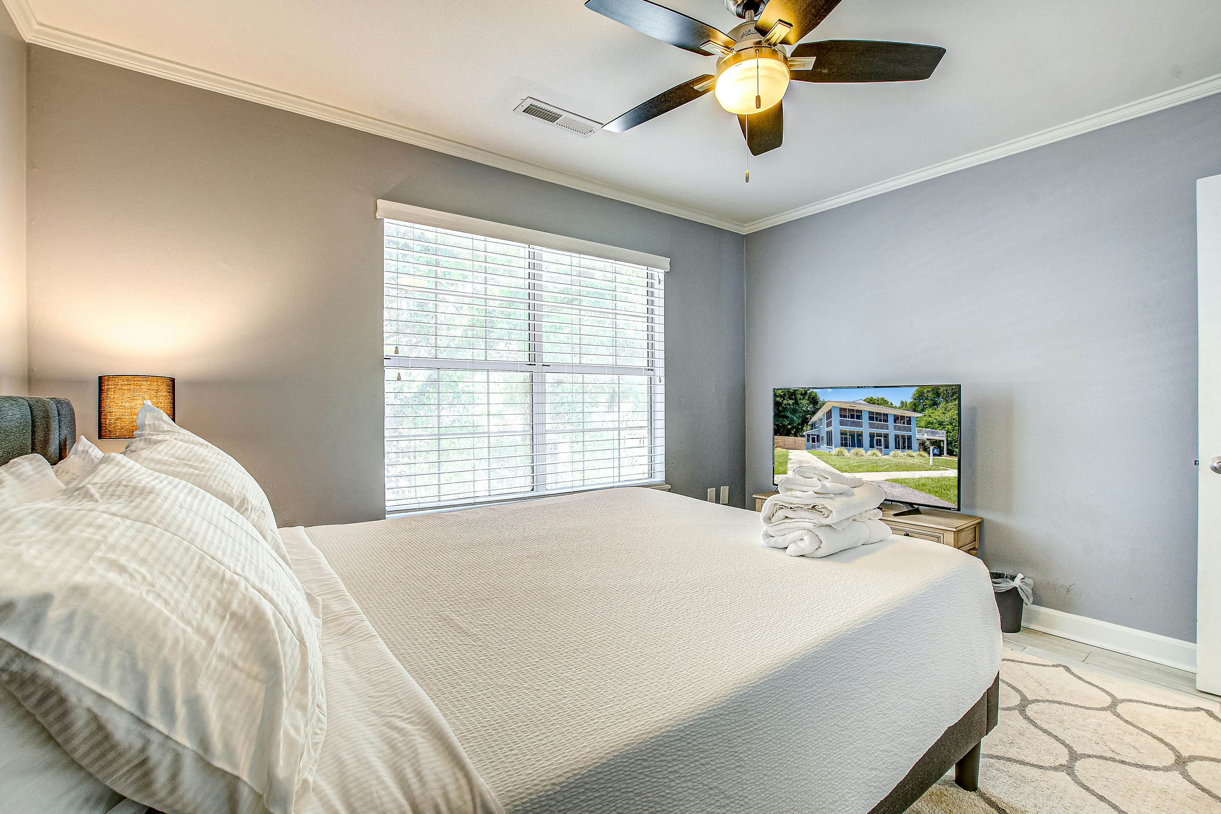 Large, dog-friendly retreat - walking distance to beach with a grill & decks