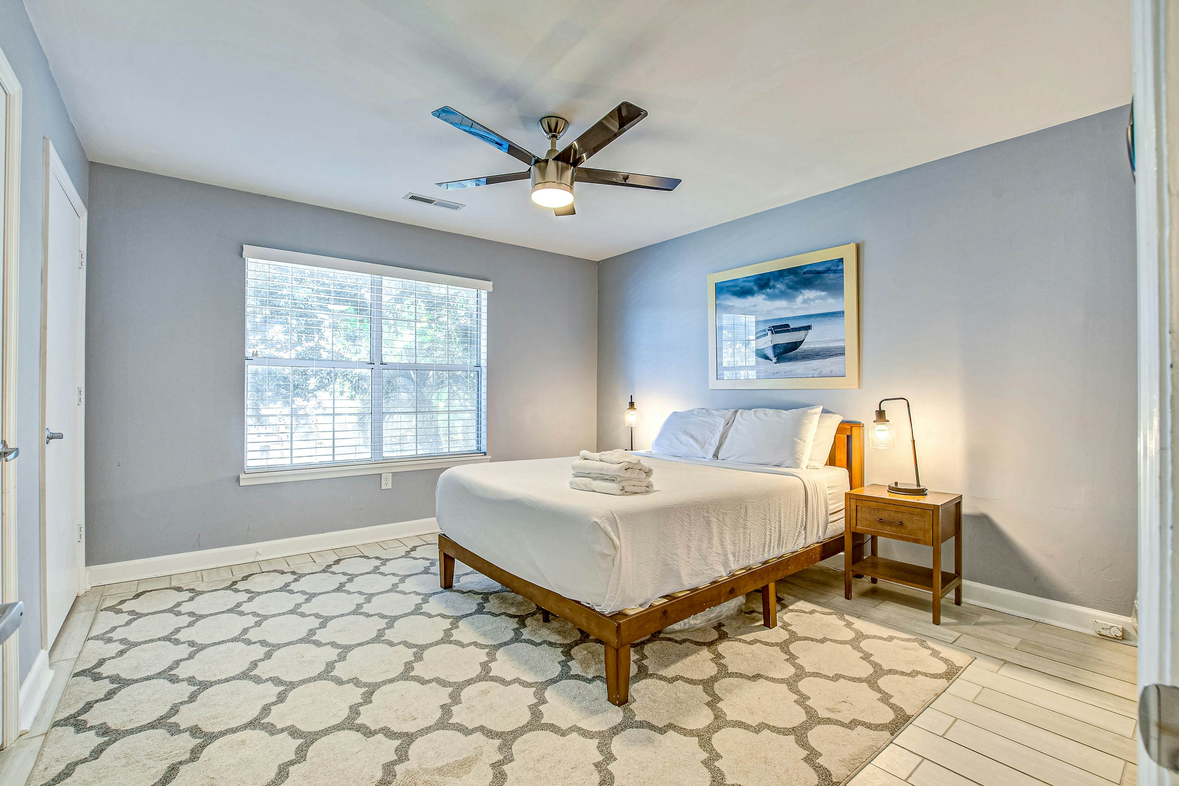 Large, dog-friendly retreat - walking distance to beach with a grill & decks